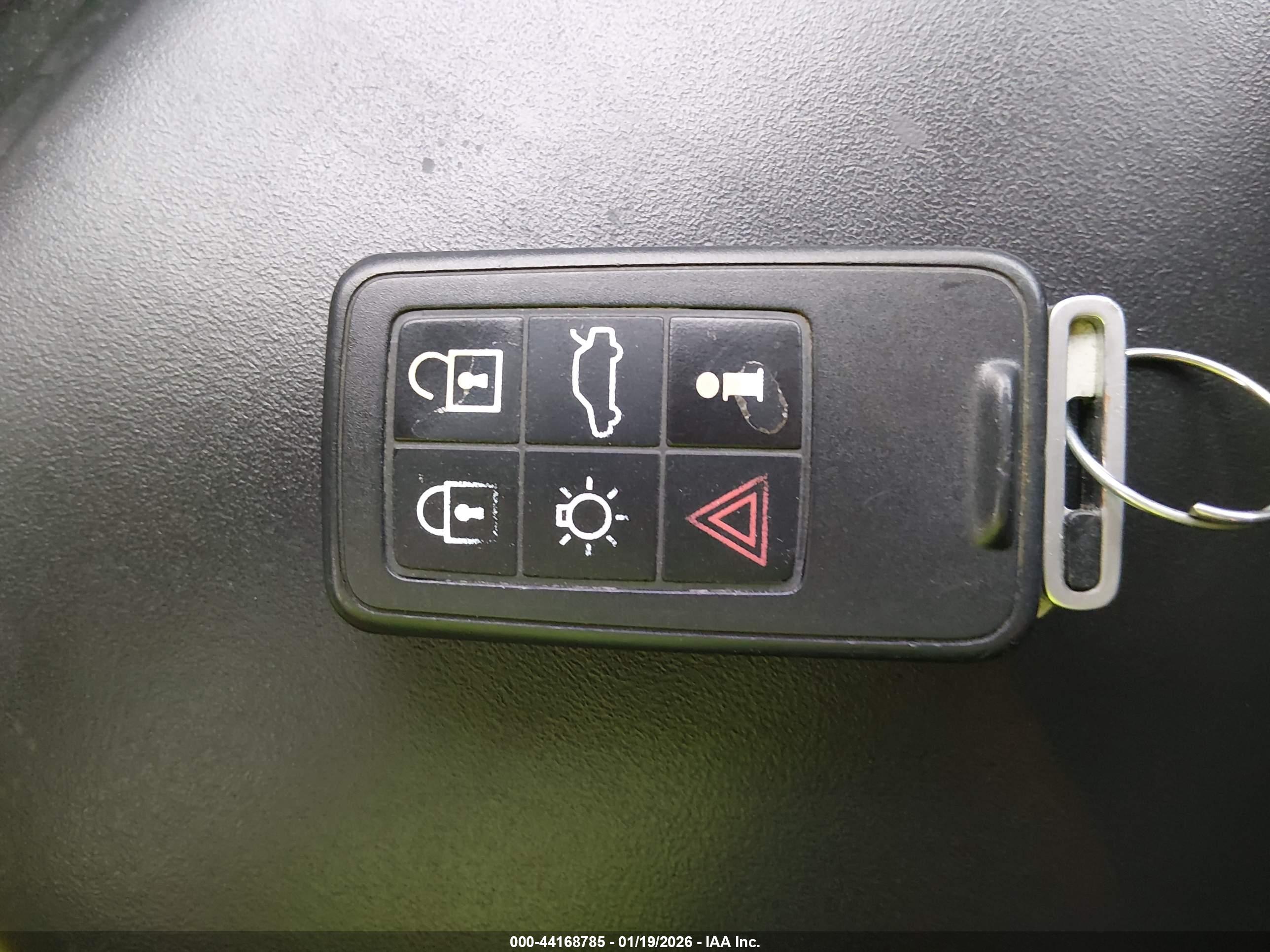 VOLVO XC70 image 11