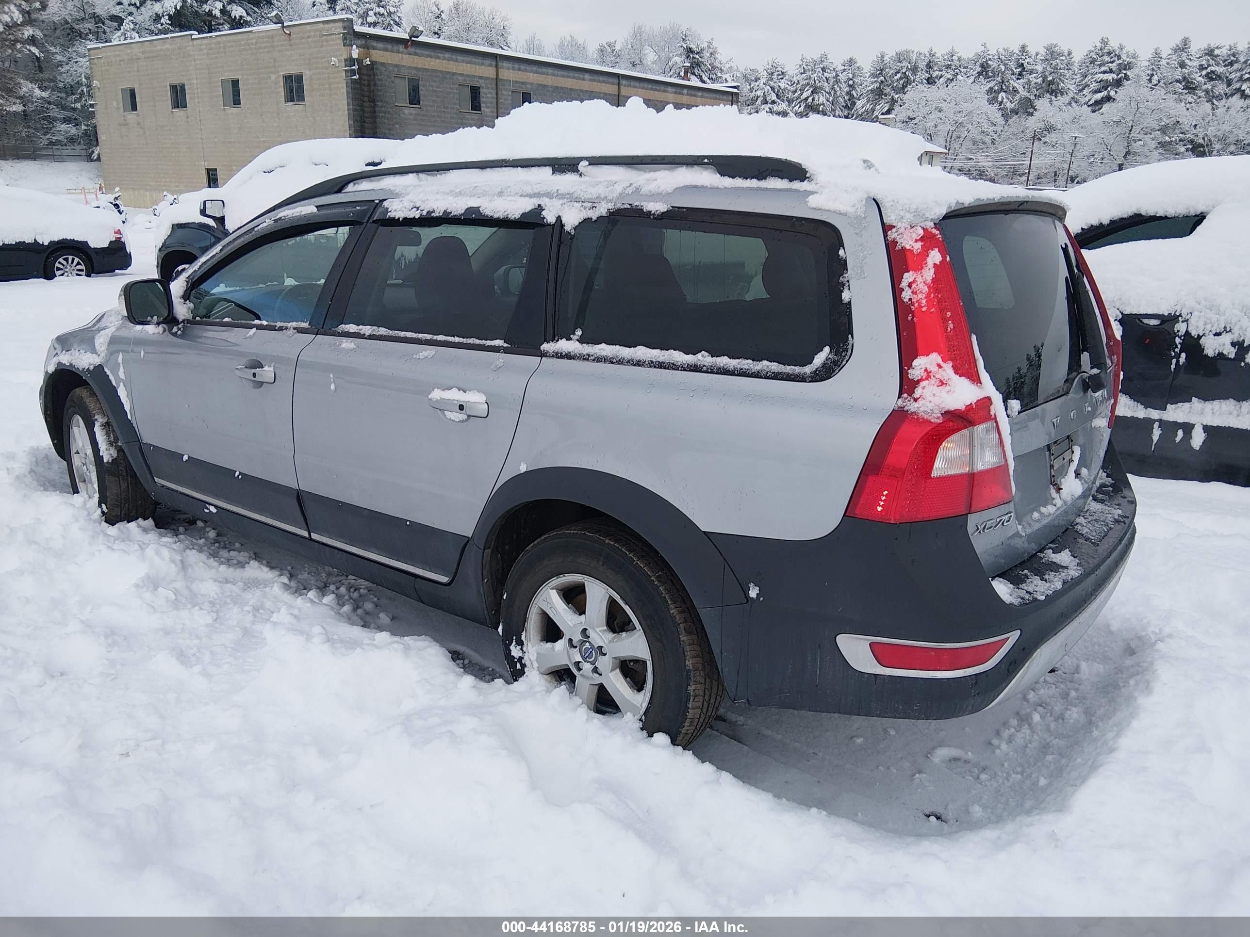 VOLVO XC70 image 3