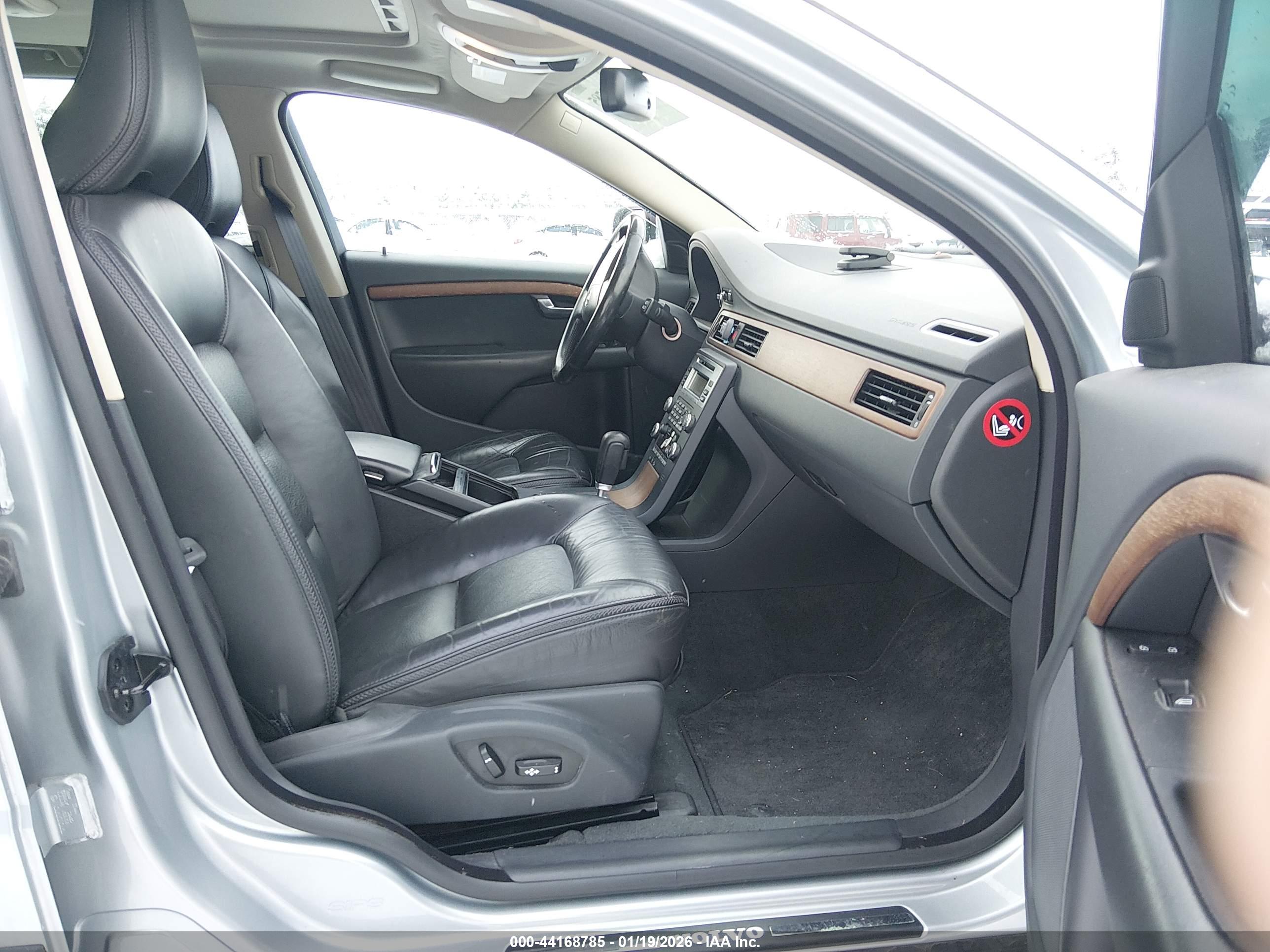 VOLVO XC70 image 5
