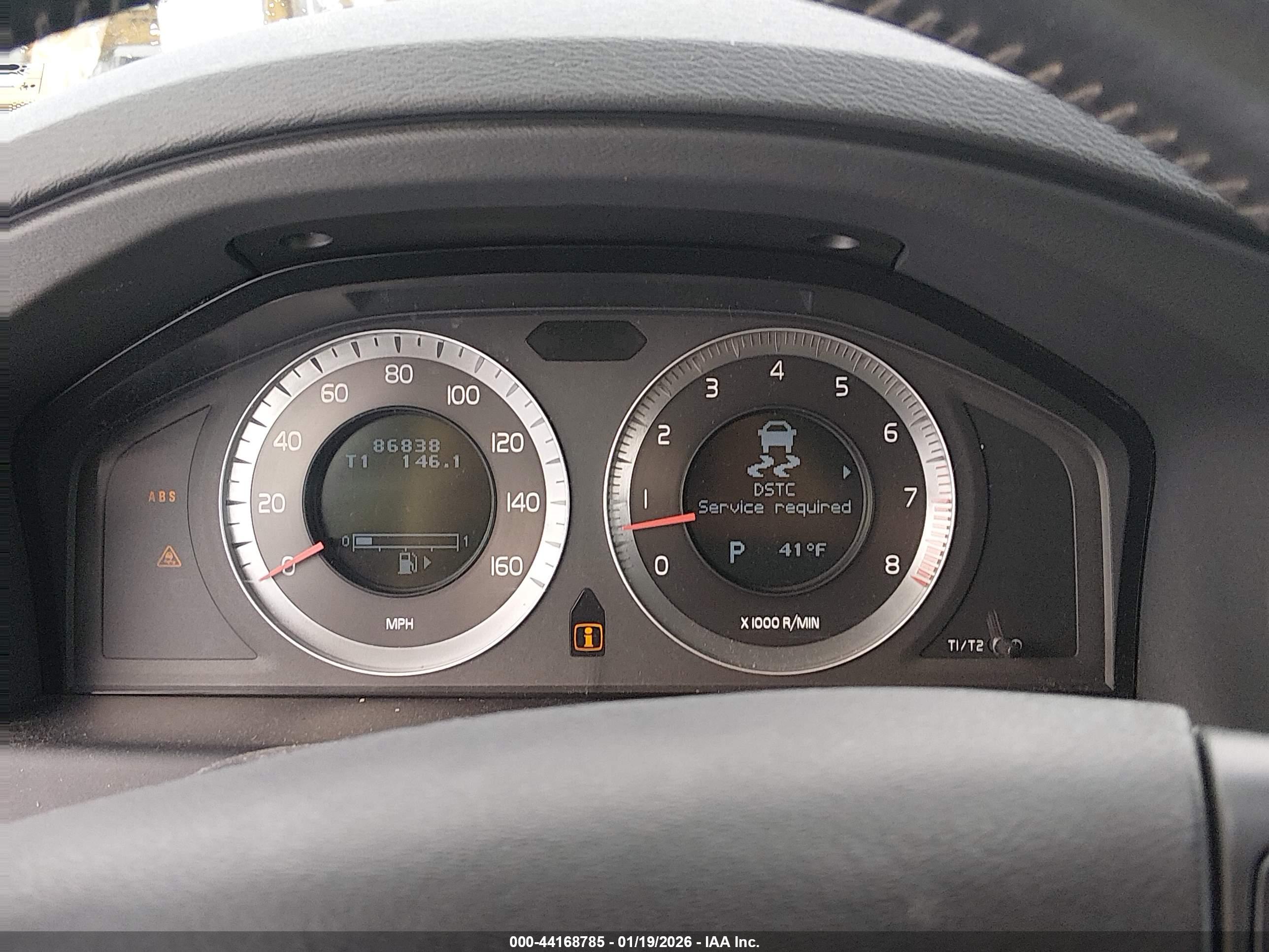 VOLVO XC70 image 7