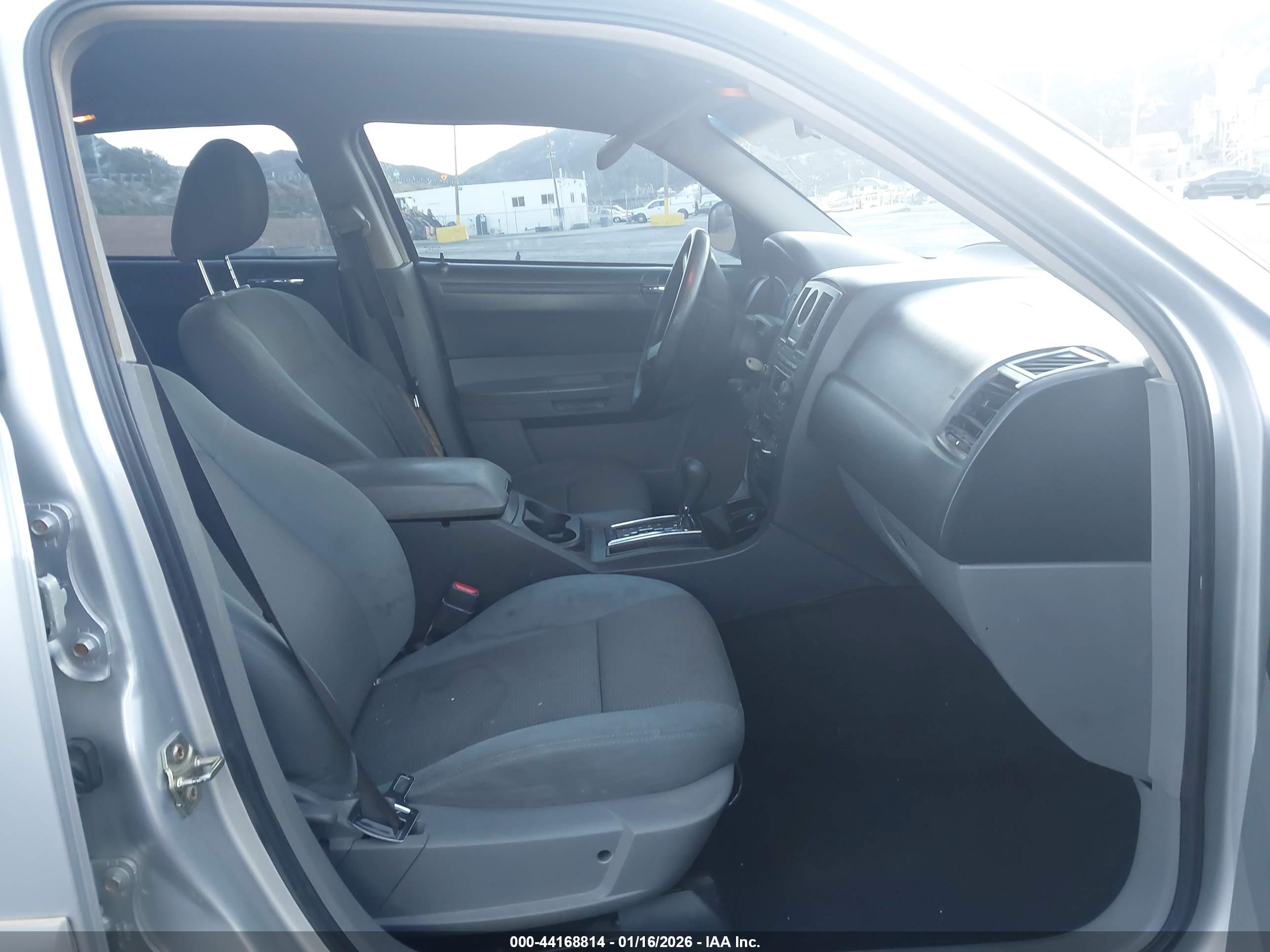 CHRYSLER 300 image 5