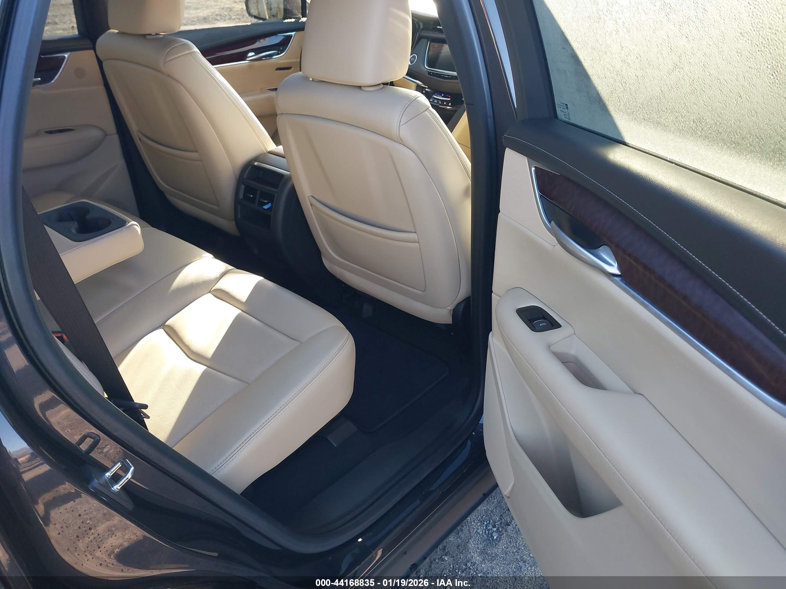 CADILLAC XT5 image 8