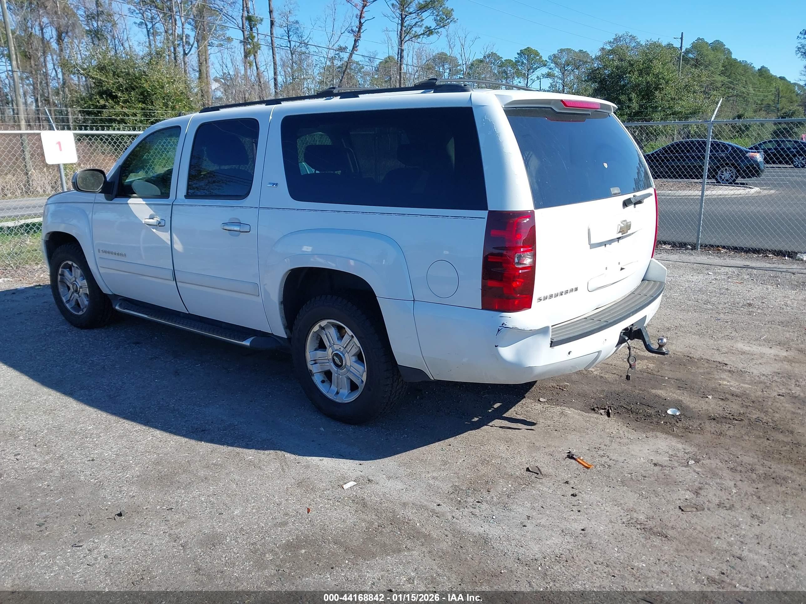 CHEVROLET SUBURBAN image 3