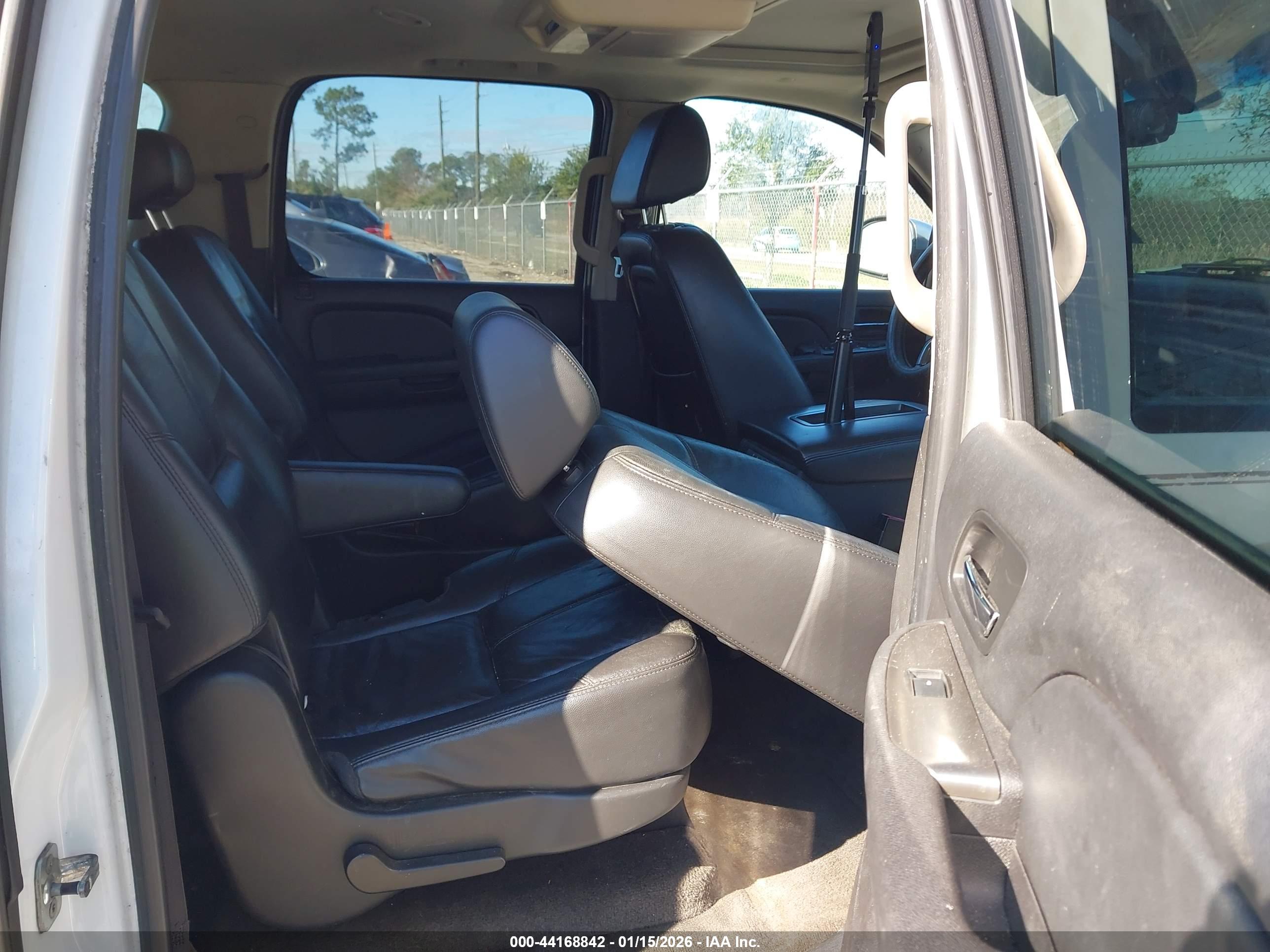 CHEVROLET SUBURBAN image 8