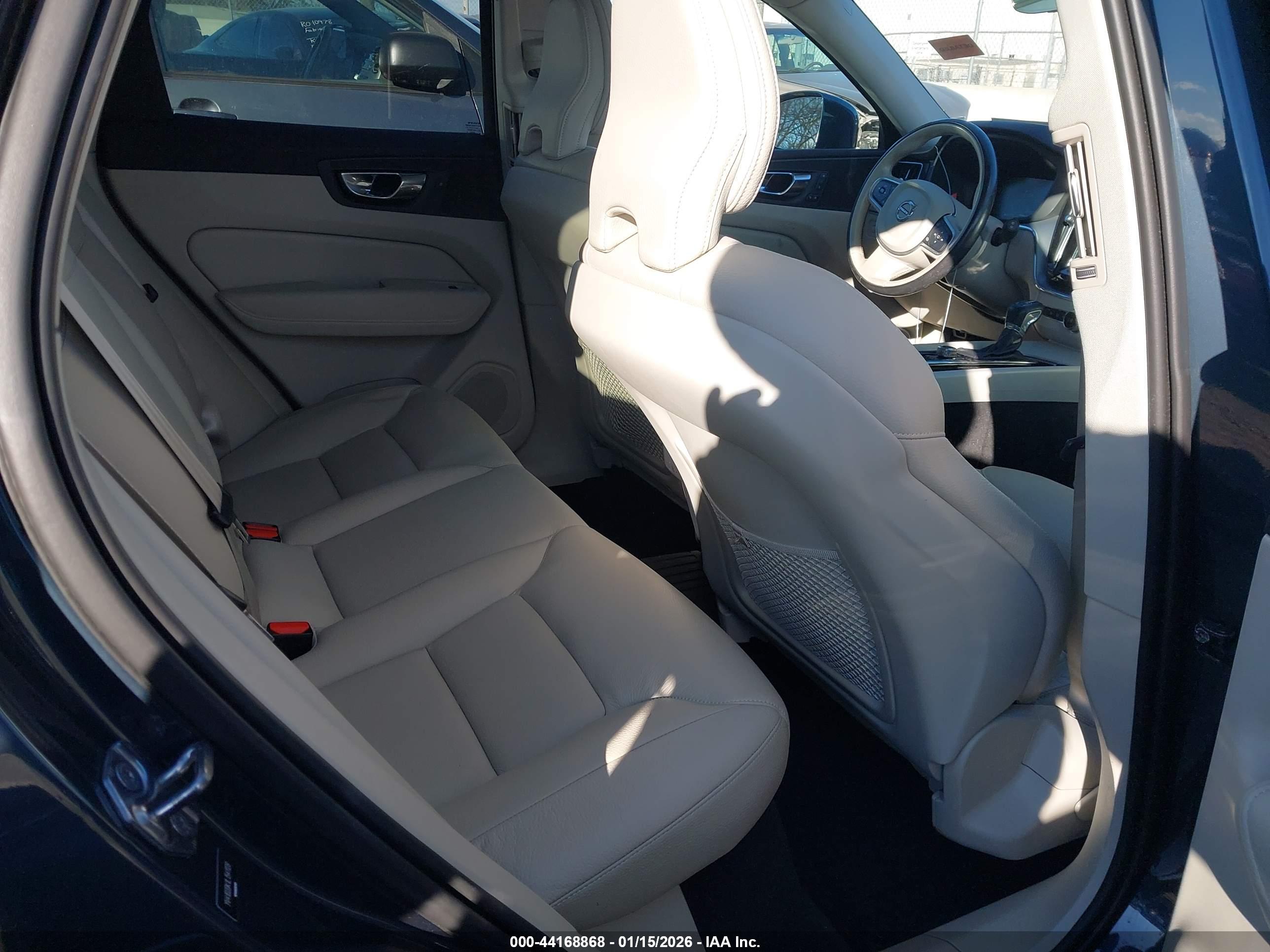 VOLVO XC60 image 8