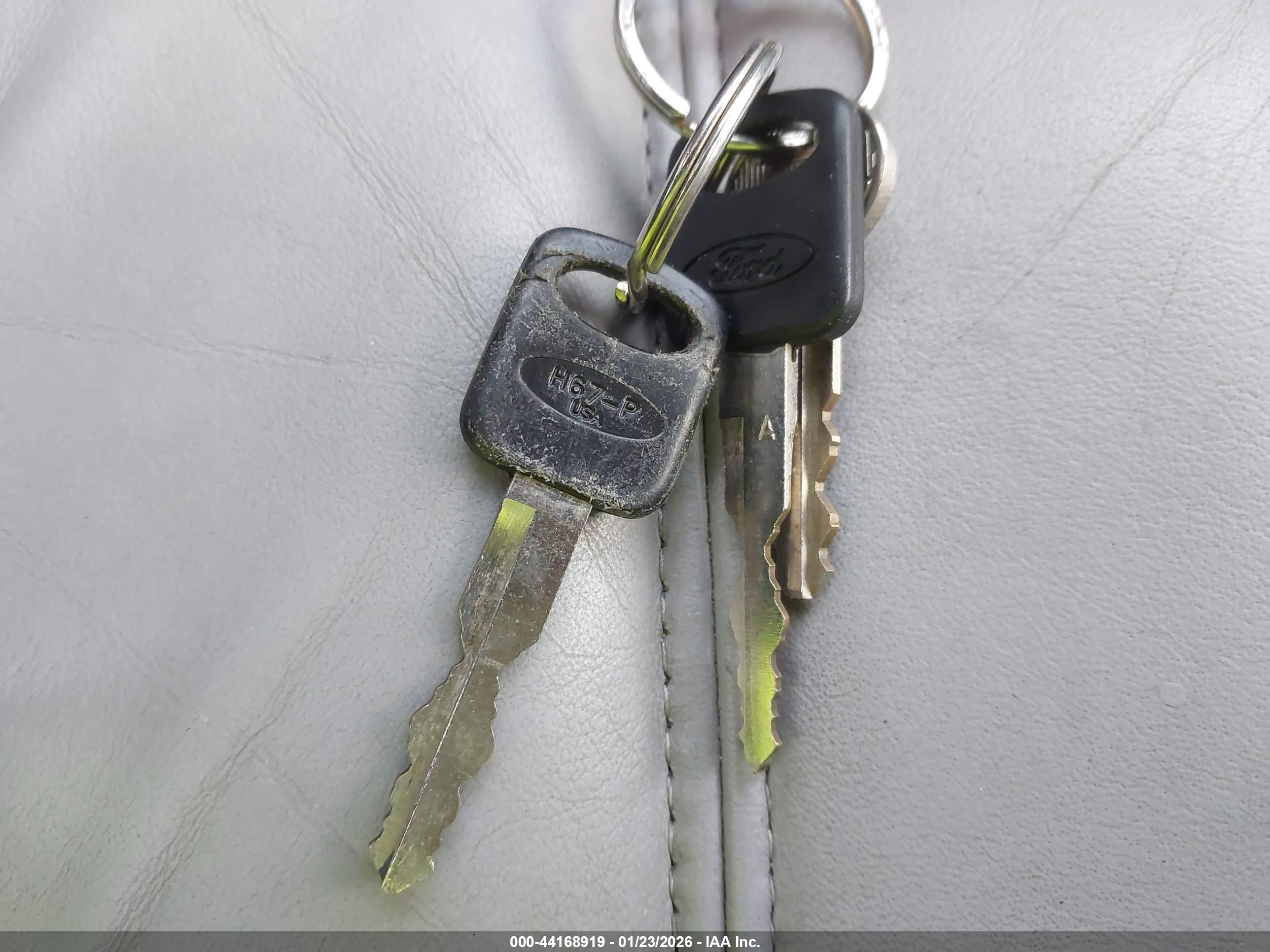 LINCOLN TOWN image 11