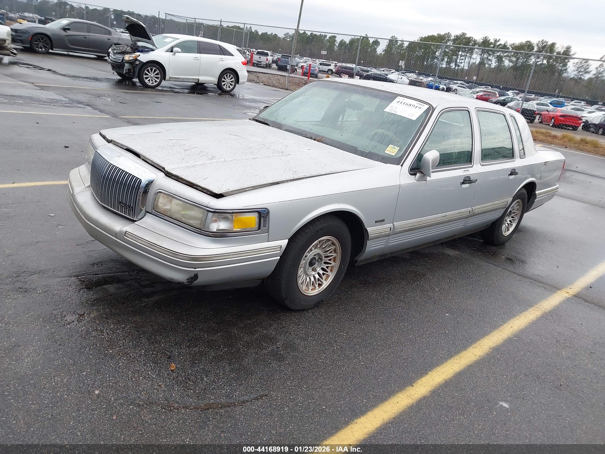 LINCOLN TOWN image 2