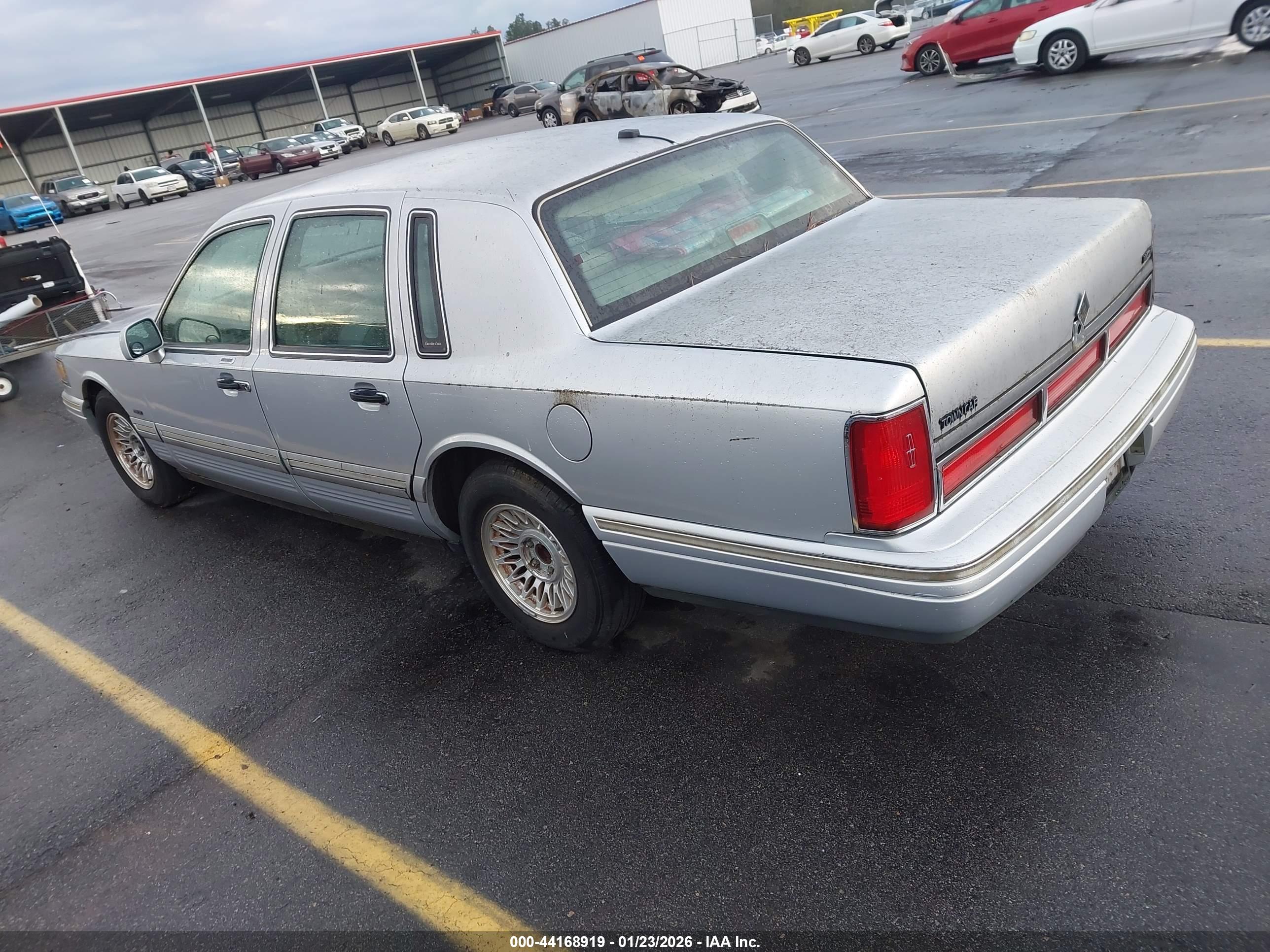 LINCOLN TOWN image 3