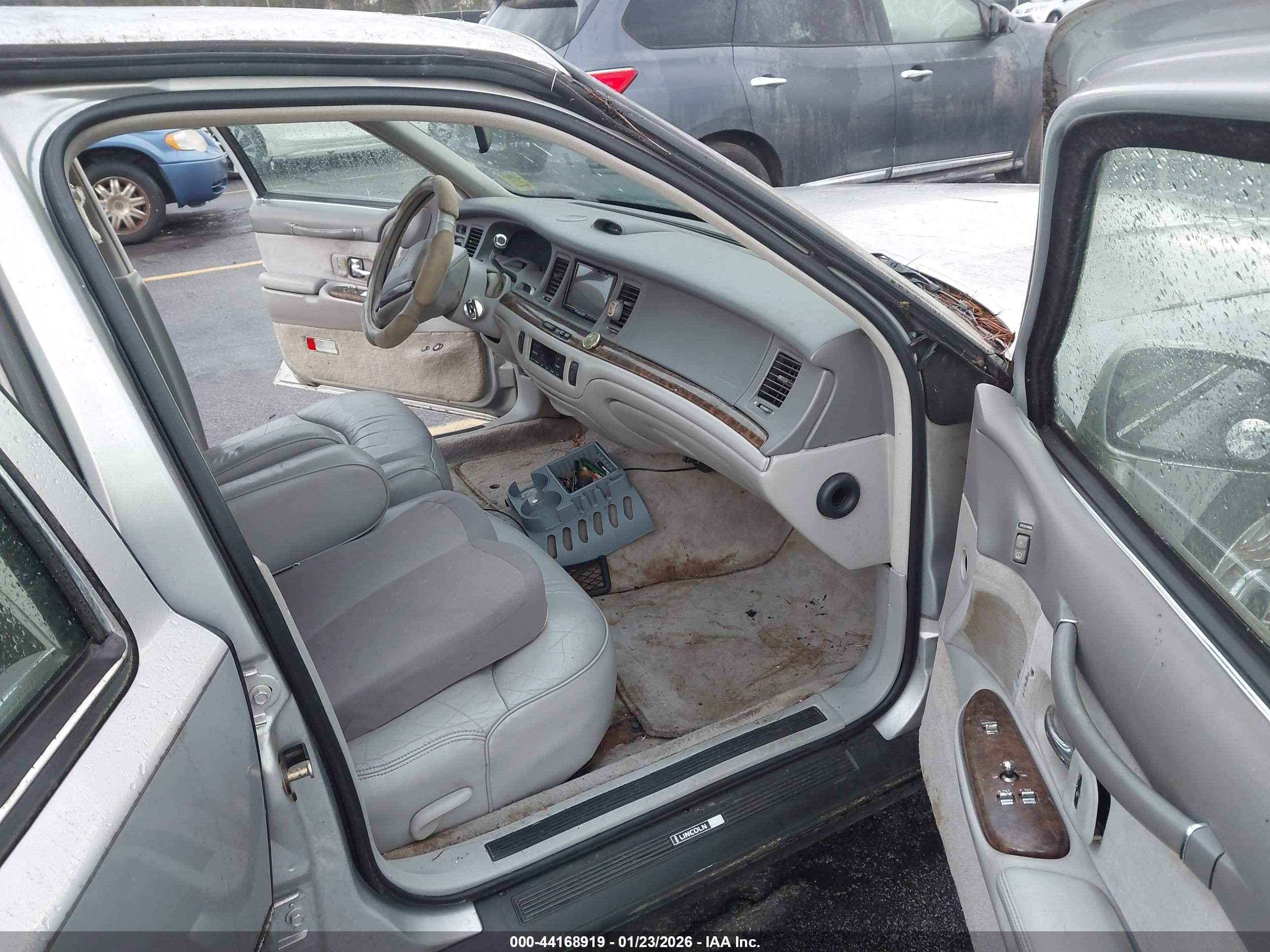 LINCOLN TOWN image 5