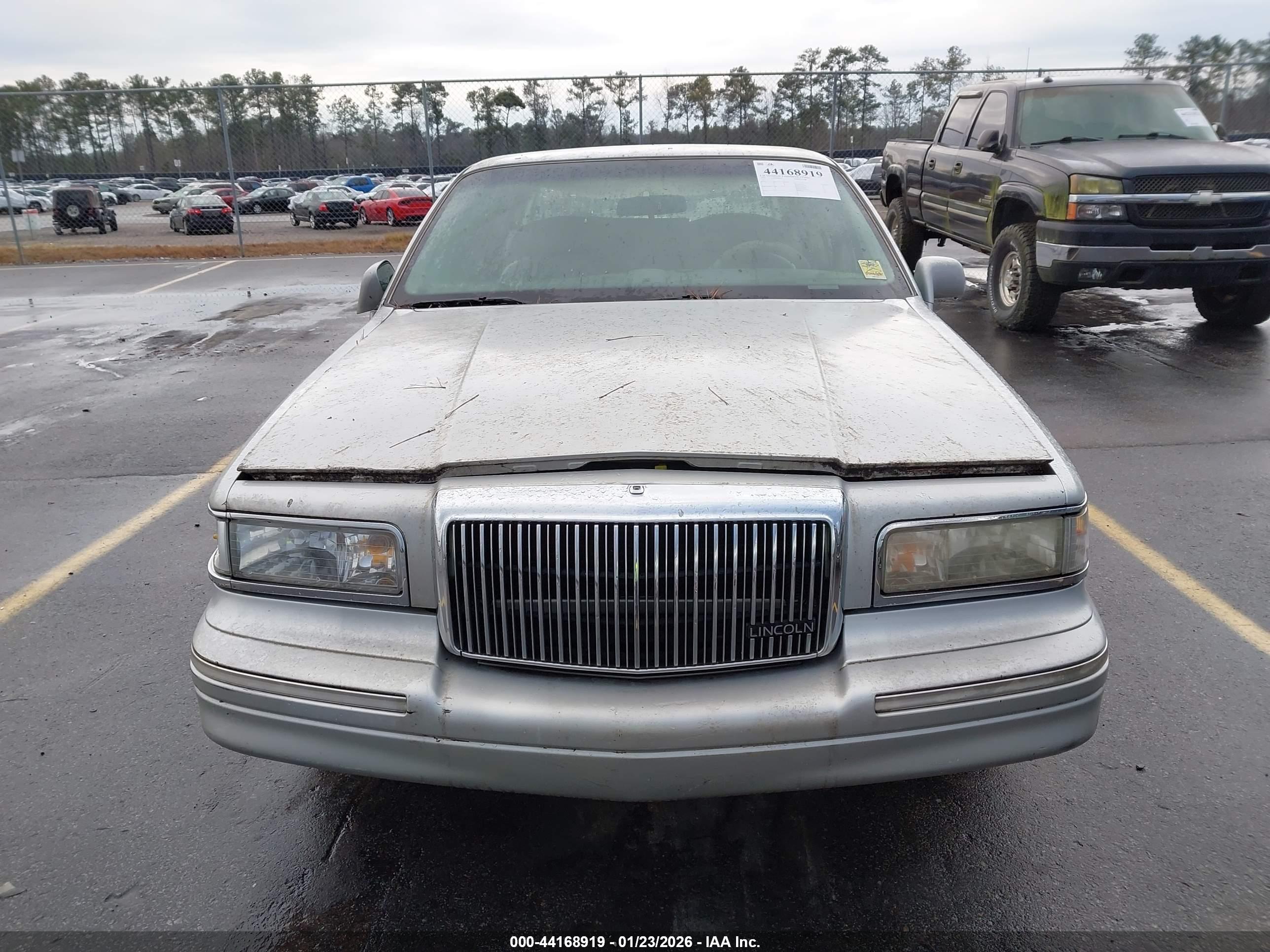 LINCOLN TOWN image 6