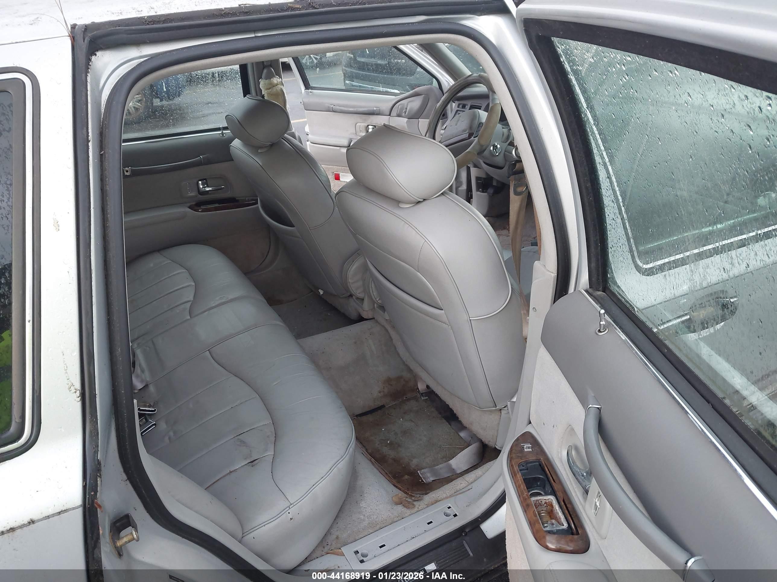 LINCOLN TOWN image 8
