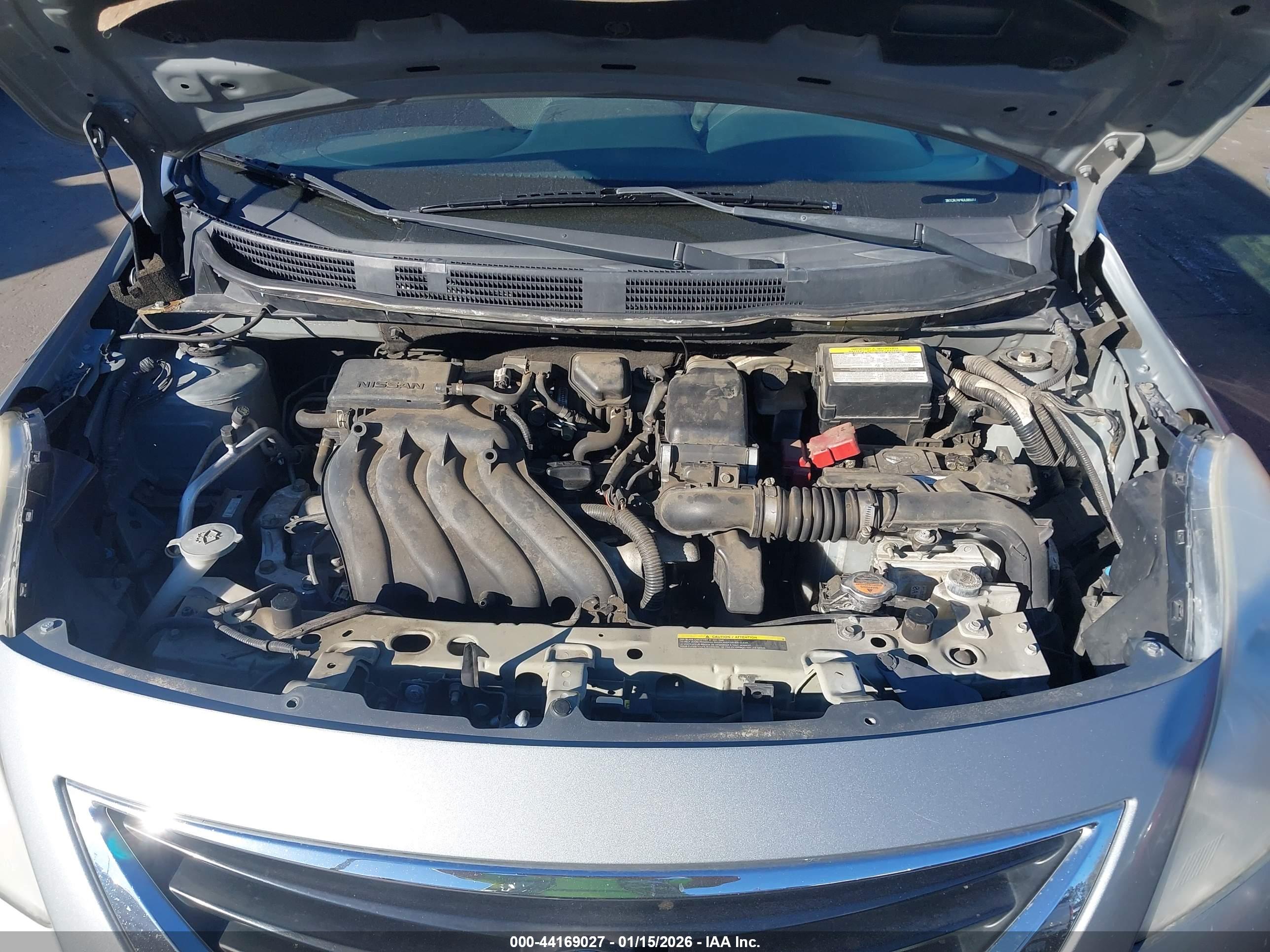 NISSAN VERSA image 10