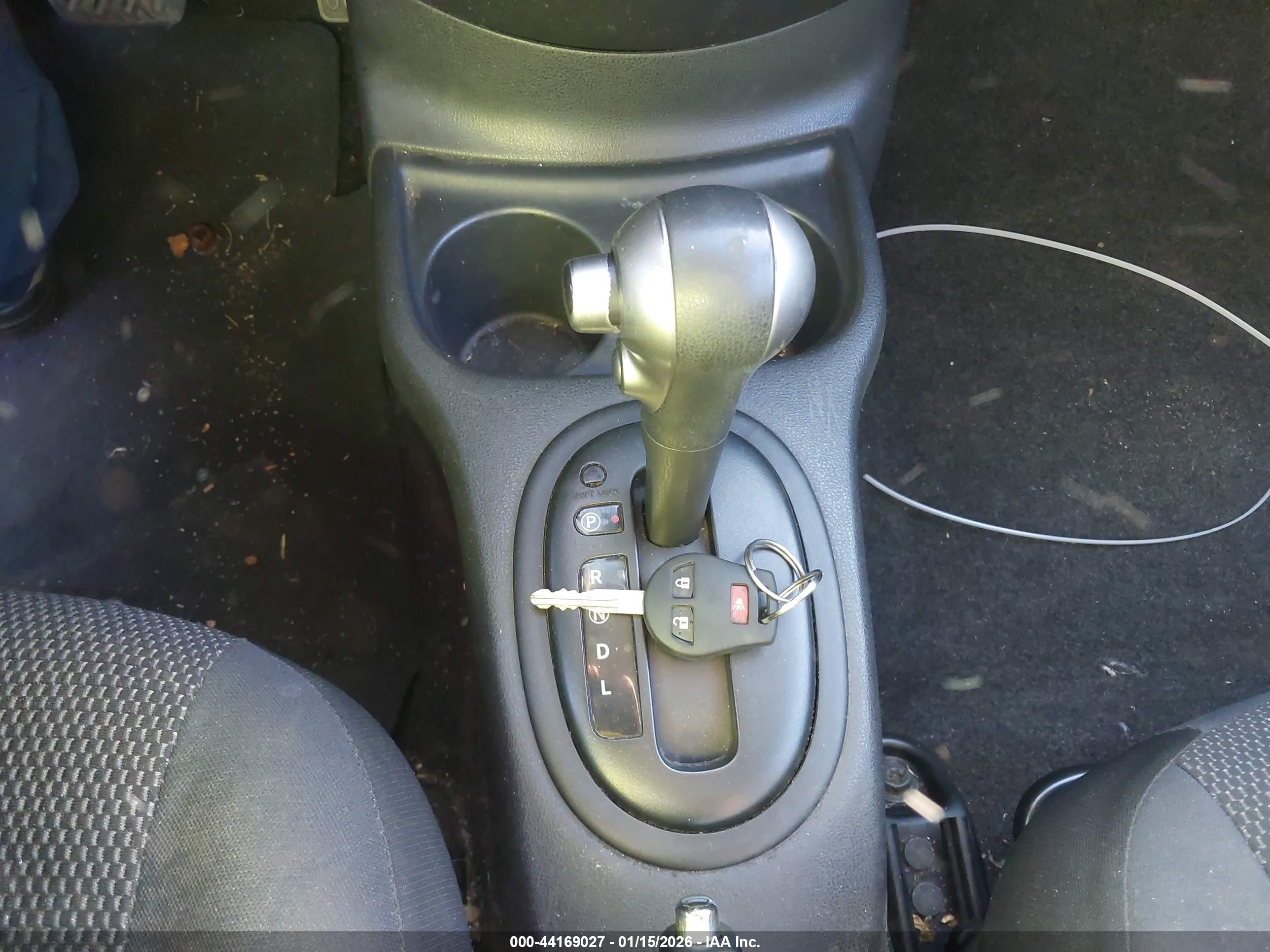 NISSAN VERSA image 11