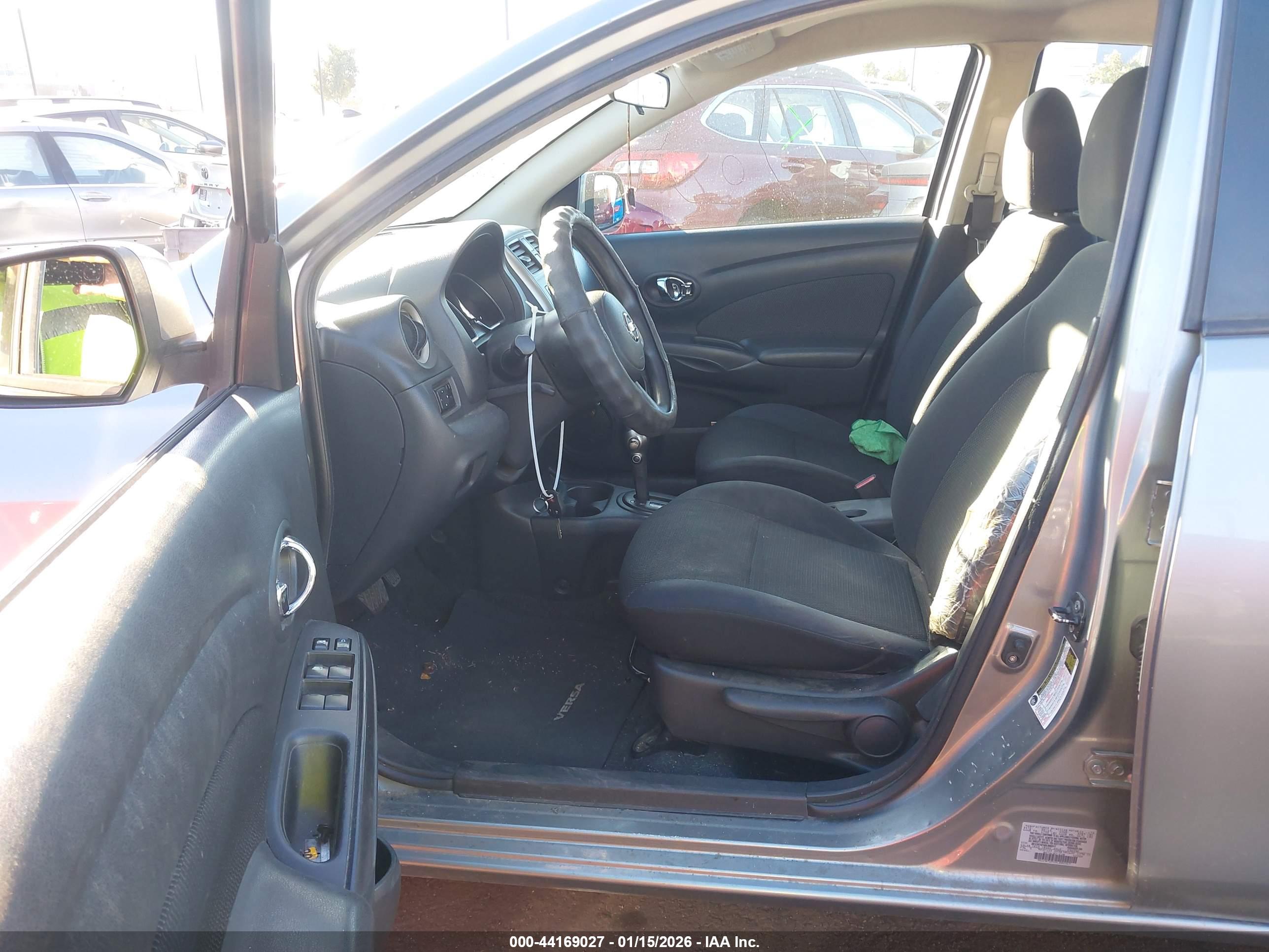 NISSAN VERSA image 5