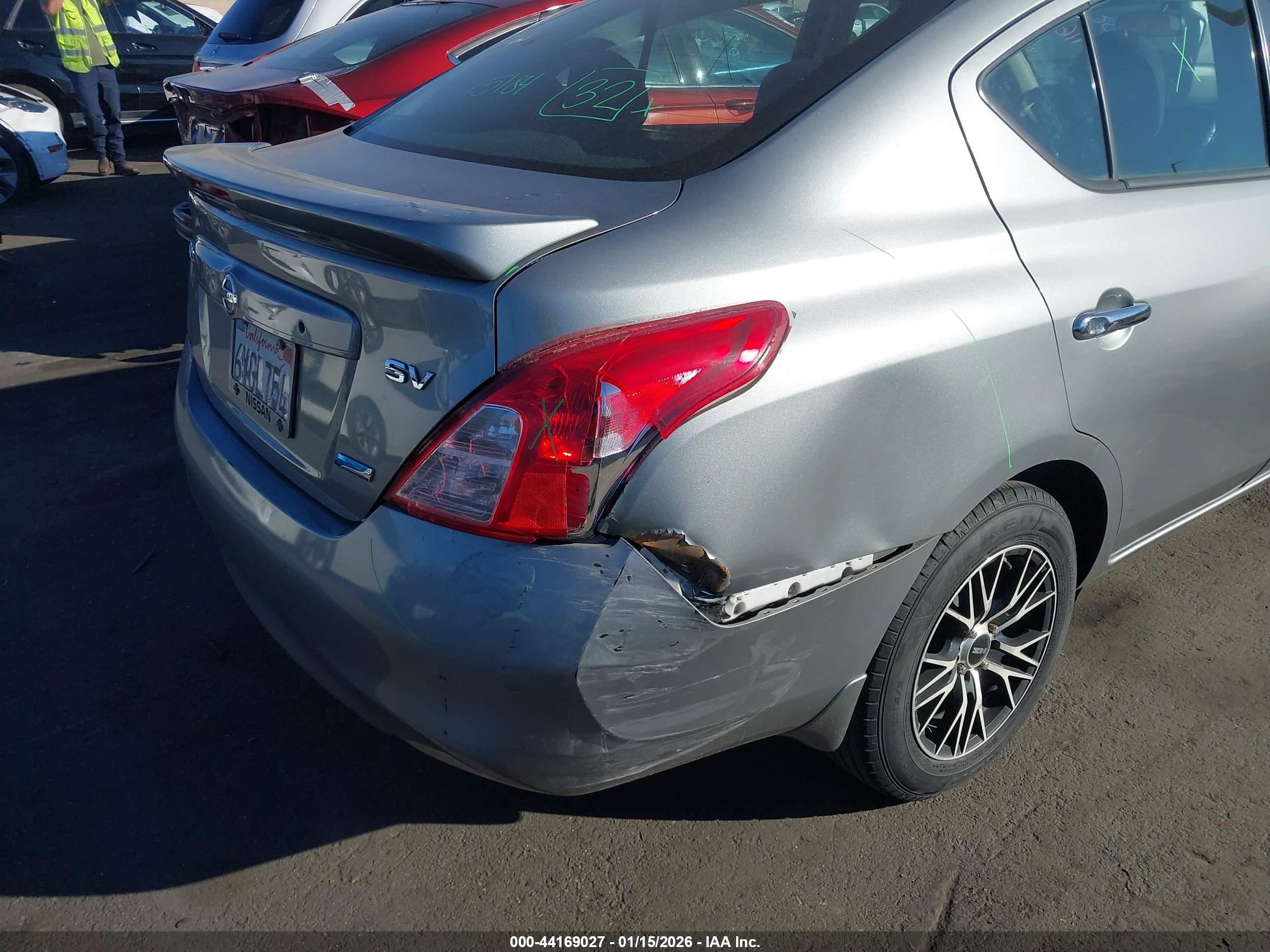 NISSAN VERSA image 6