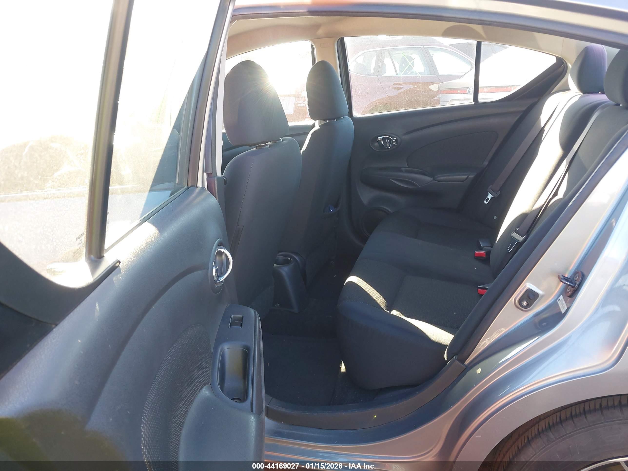 NISSAN VERSA image 8