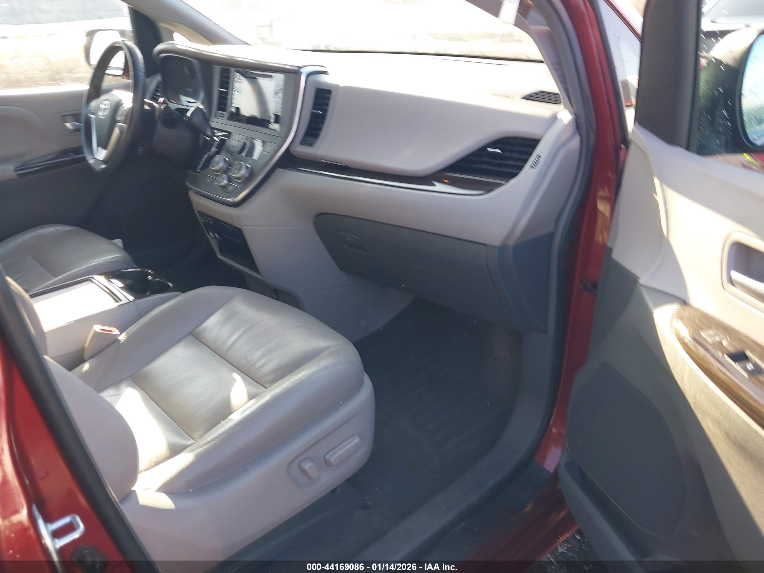 TOYOTA SIENNA image 5