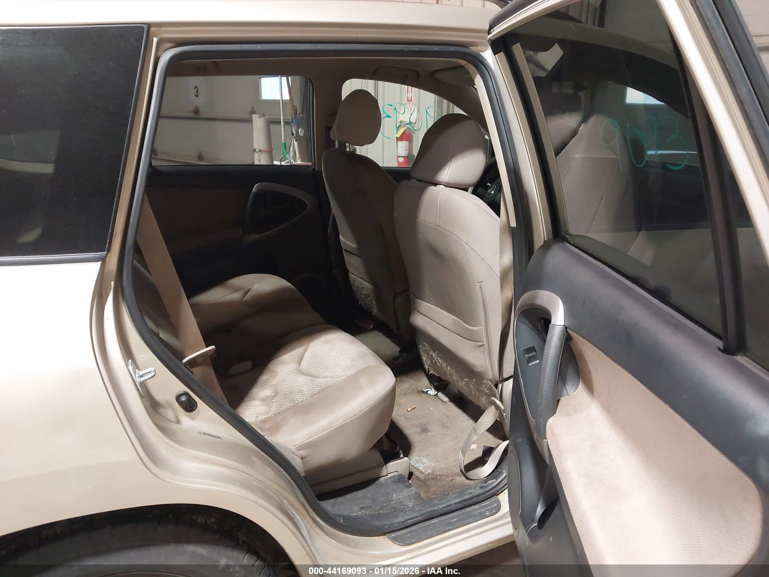 TOYOTA RAV4 image 8