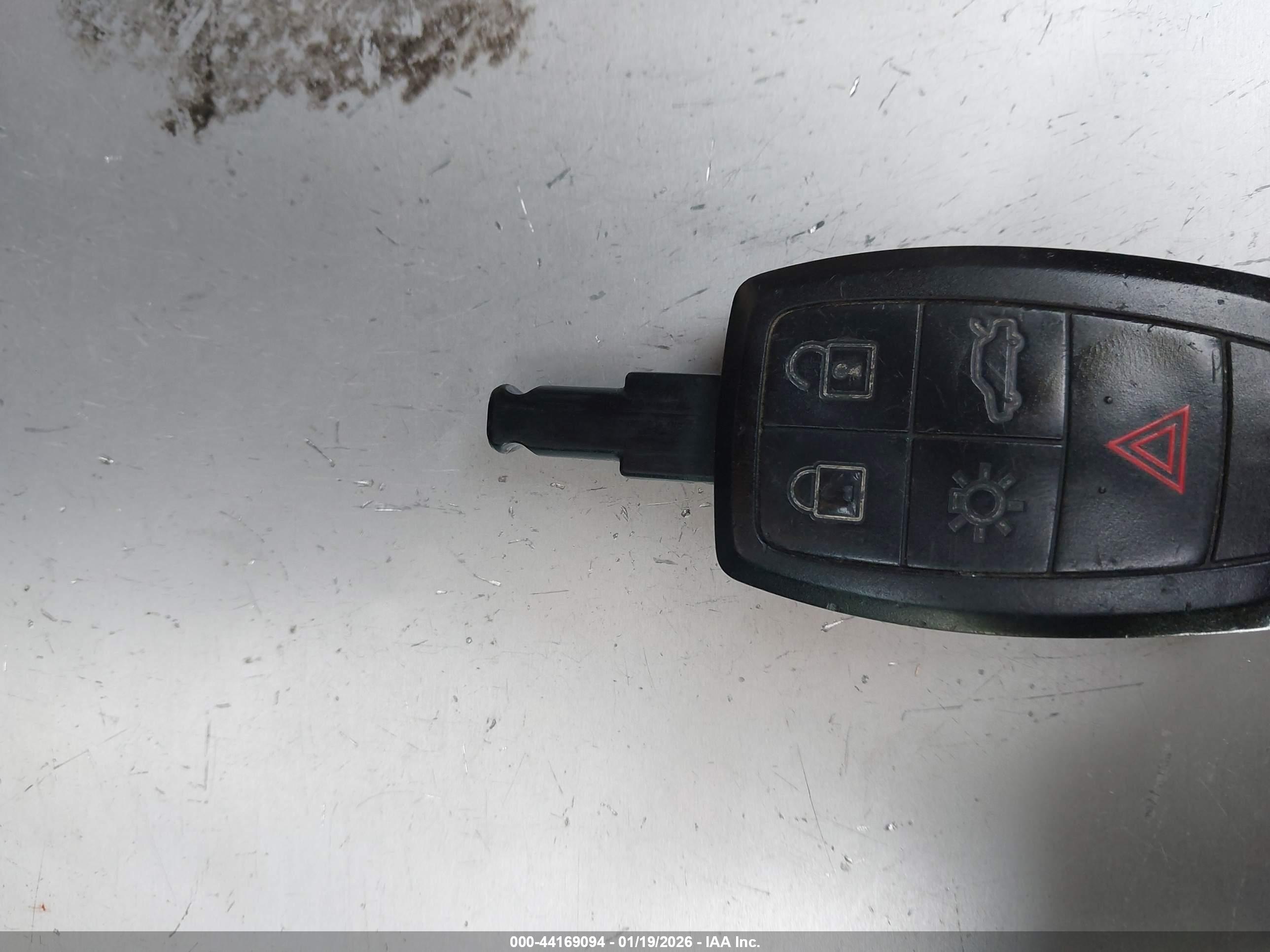 VOLVO C70 image 11