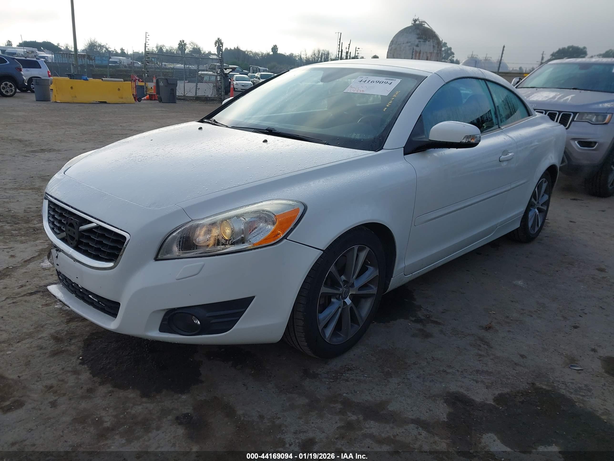 VOLVO C70 image 2