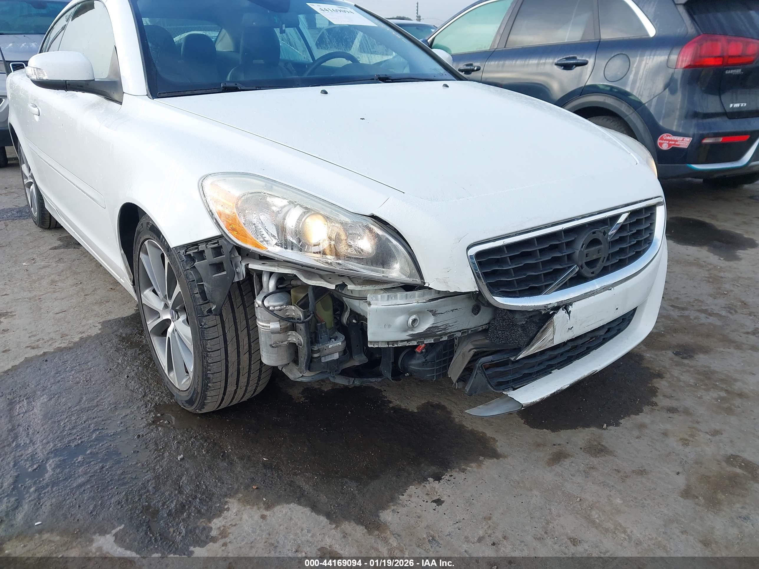 VOLVO C70 image 6