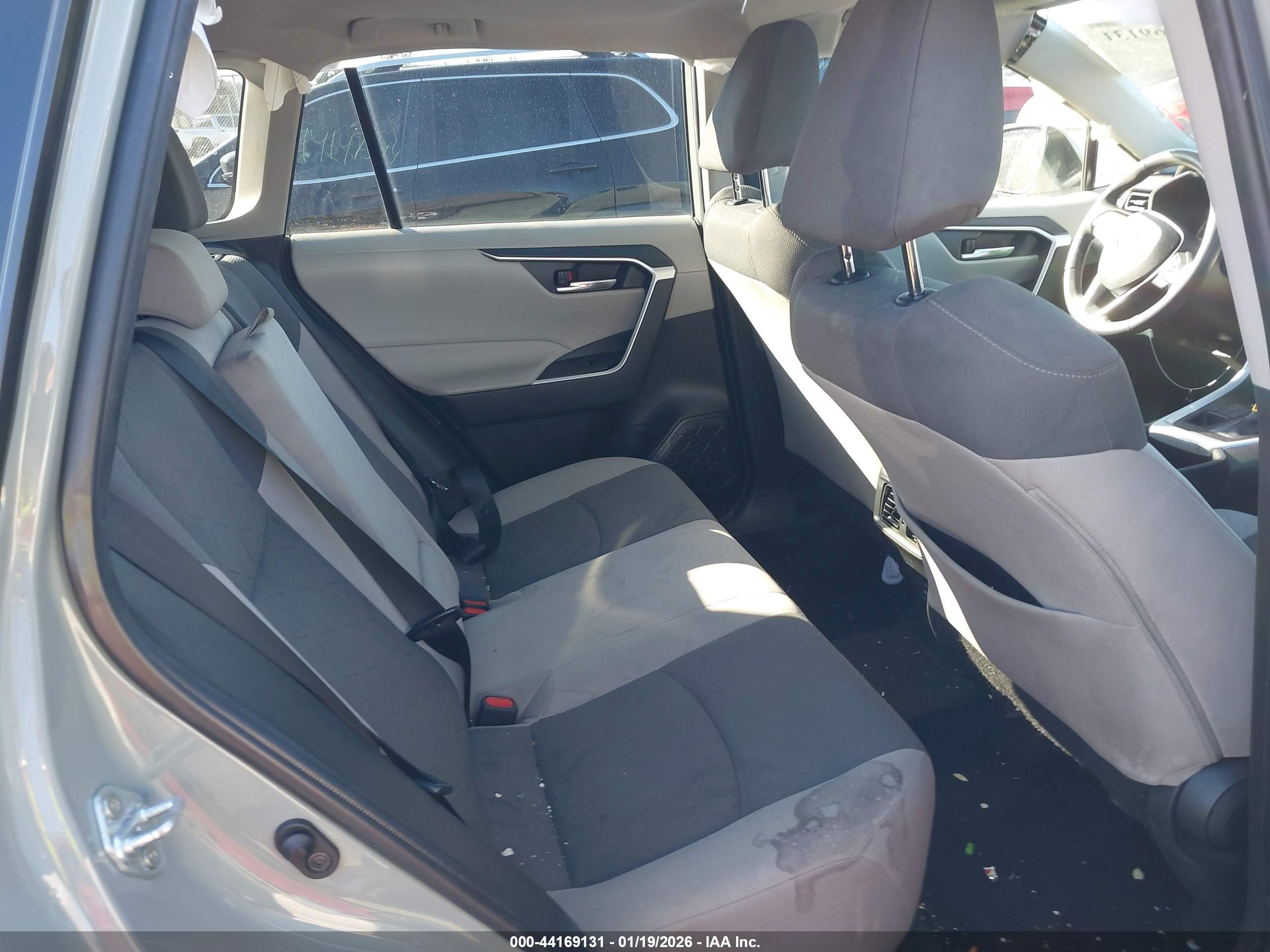 TOYOTA RAV4 image 8