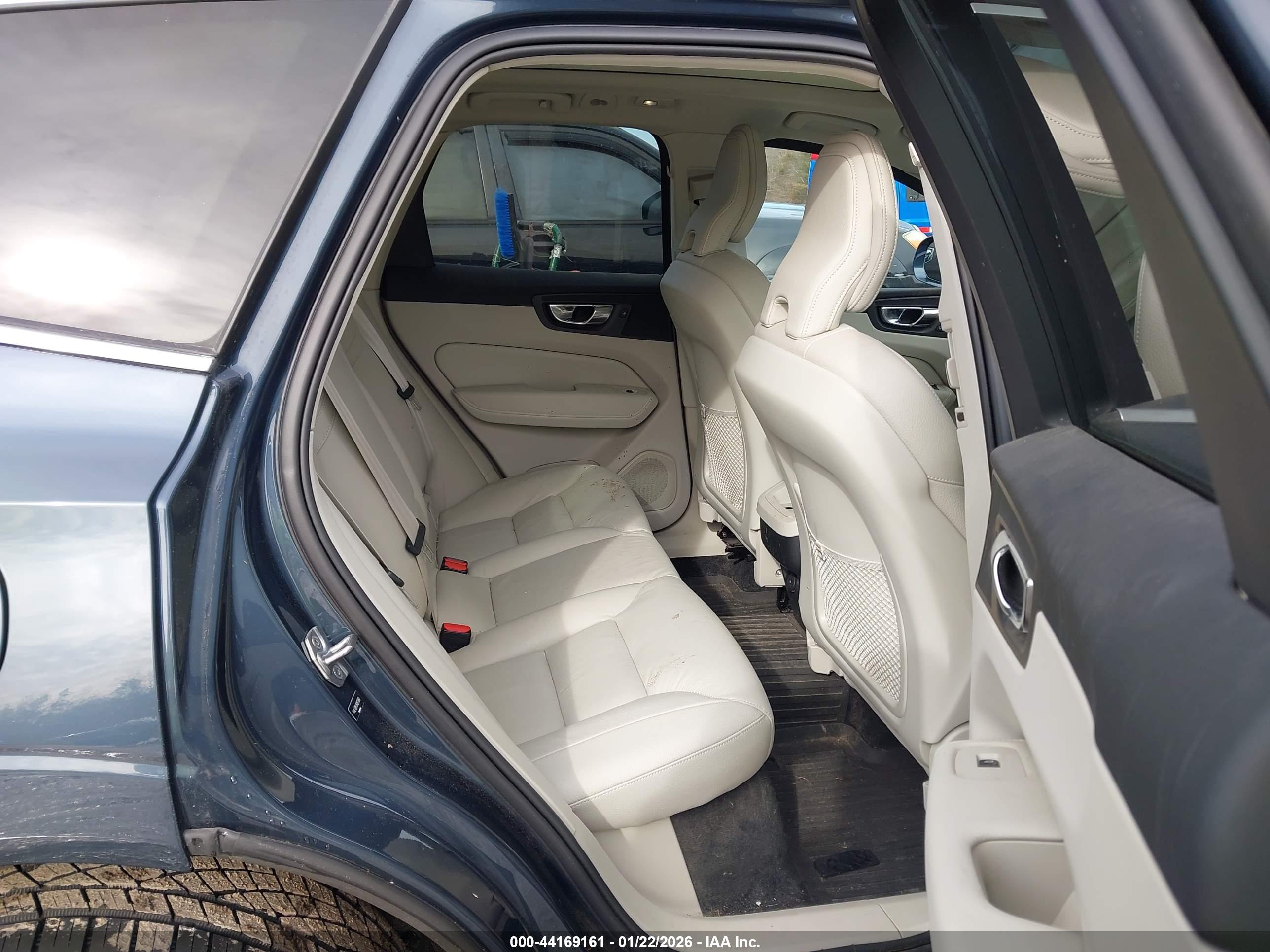 VOLVO XC60 image 8