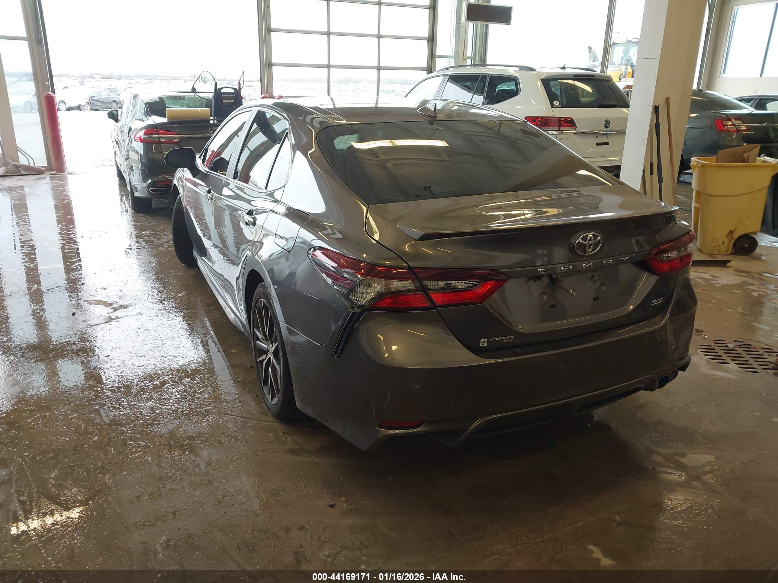 TOYOTA CAMRY image 3