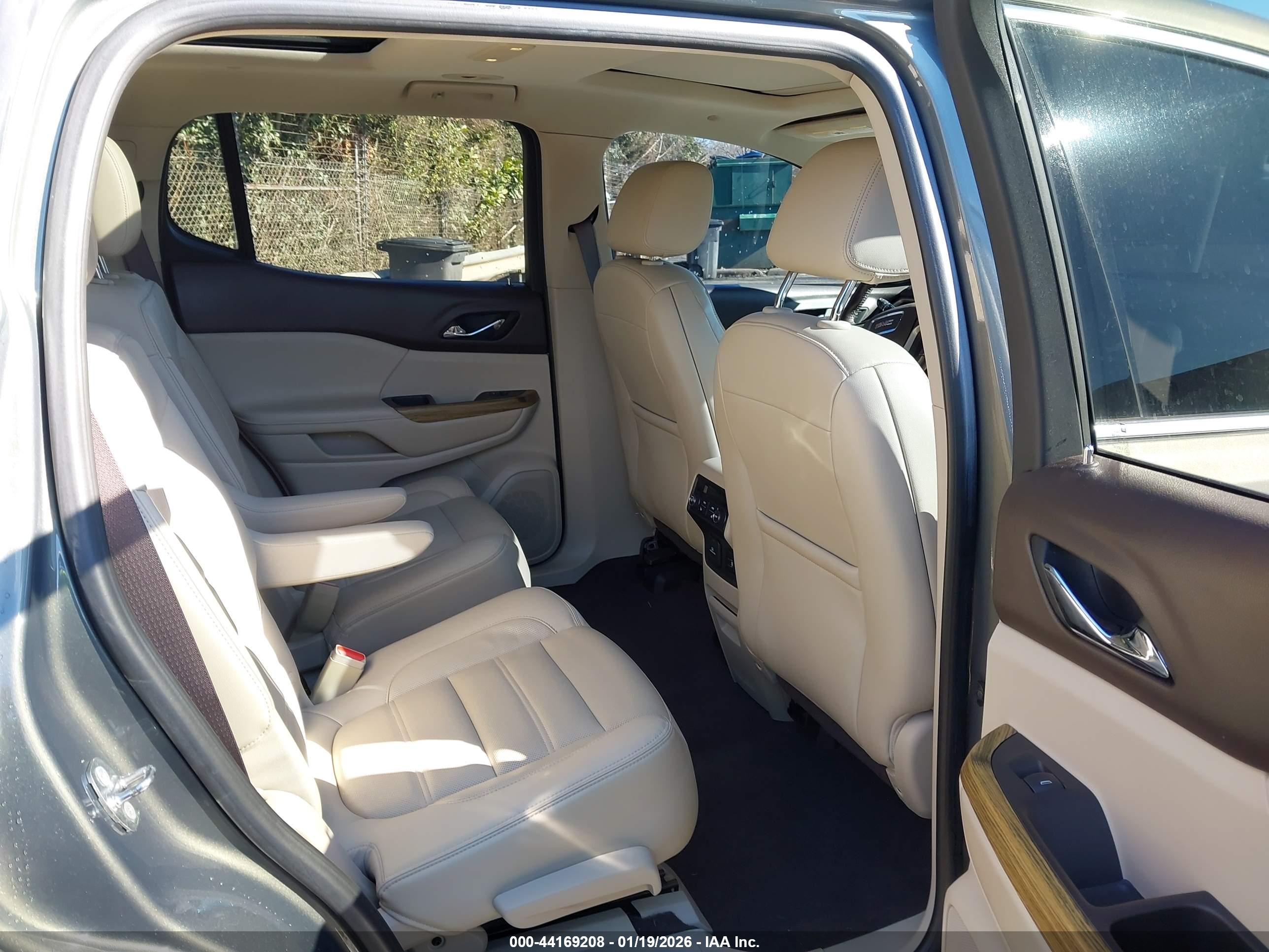 GMC ACADIA image 8