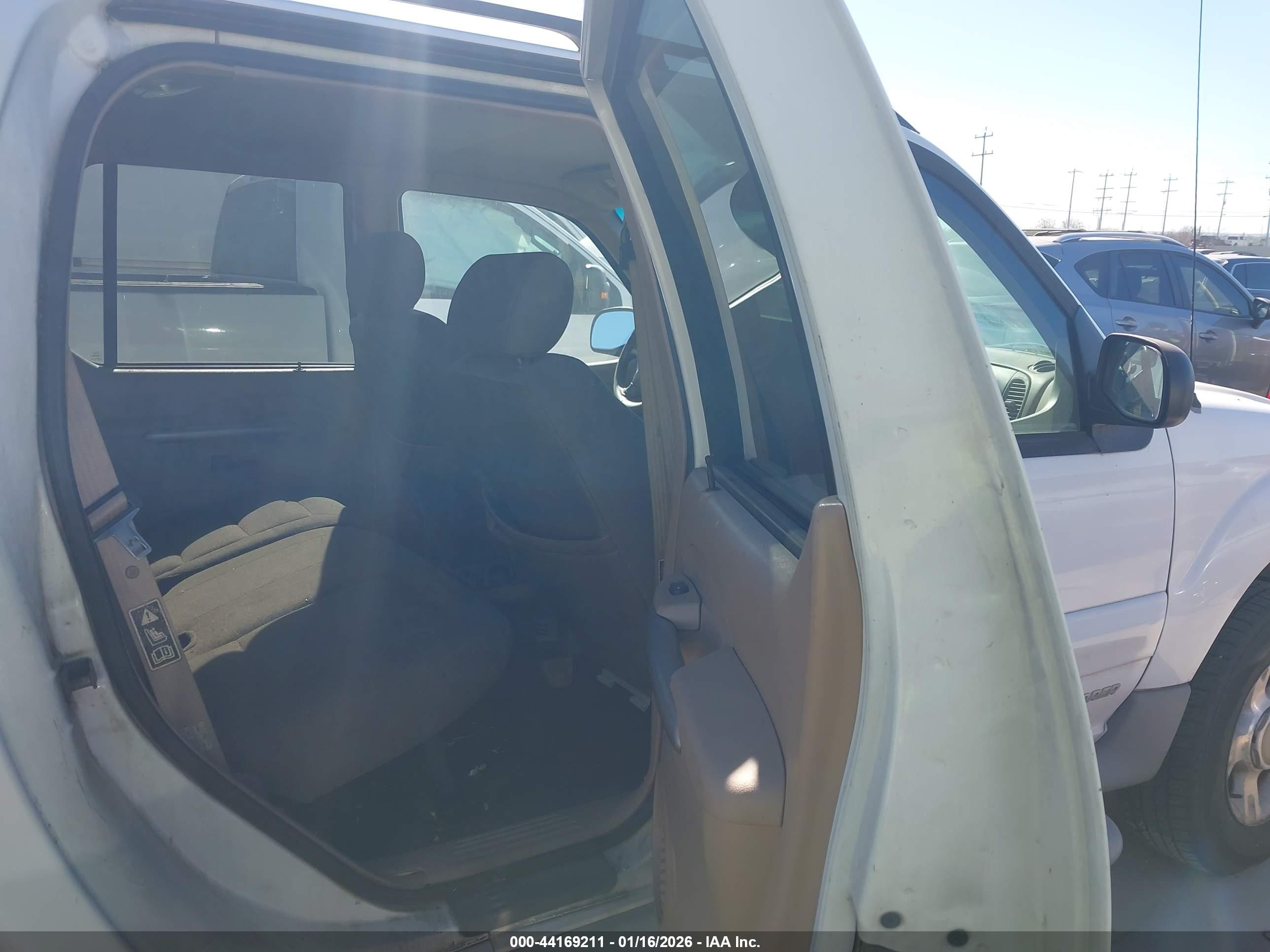 FORD EXPLORER image 8