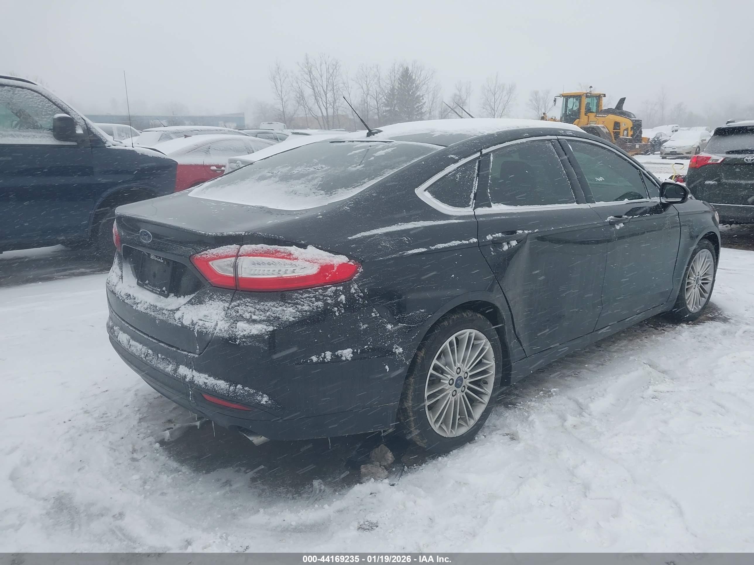 FORD FUSION image 4
