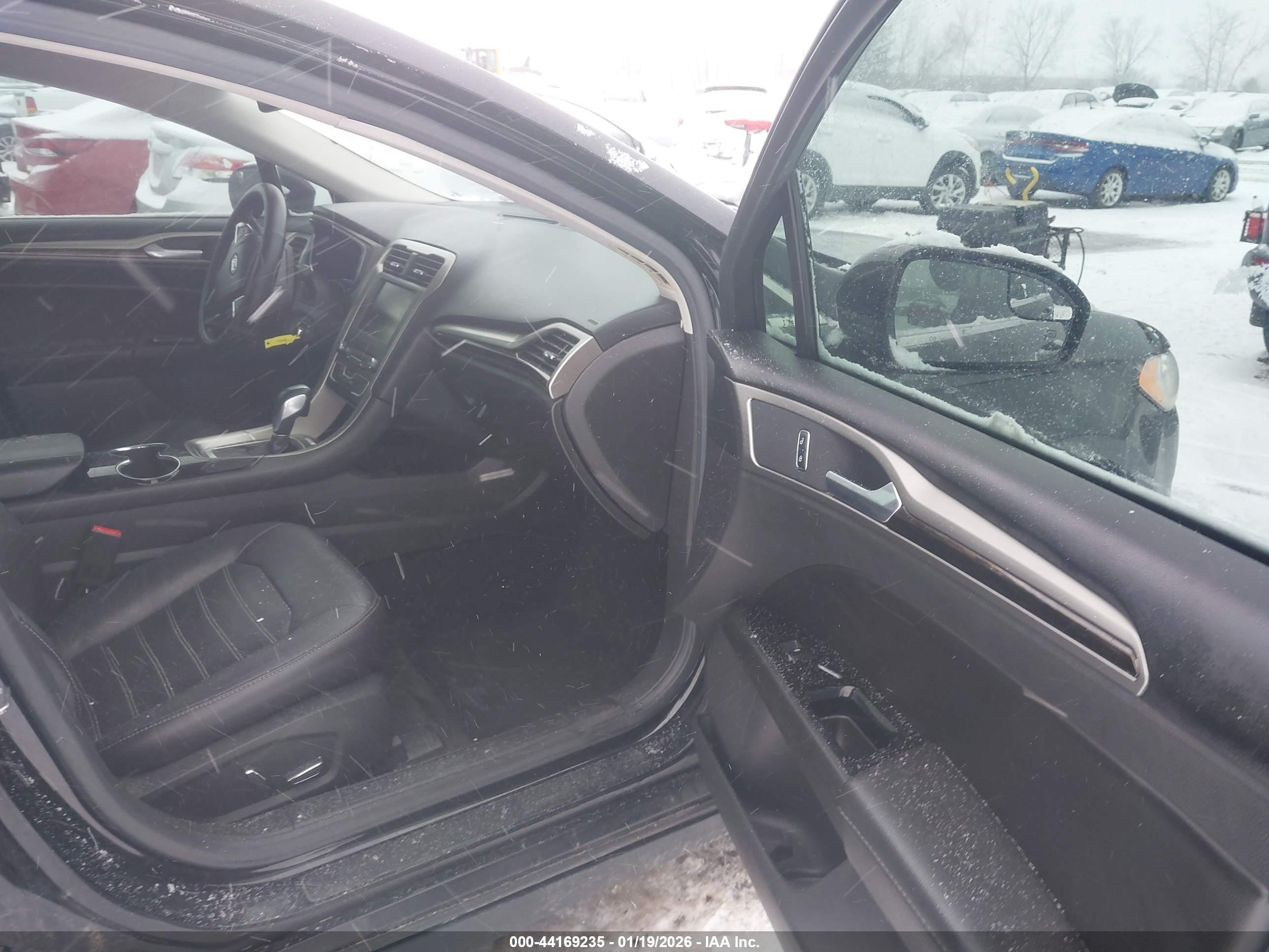 FORD FUSION image 5