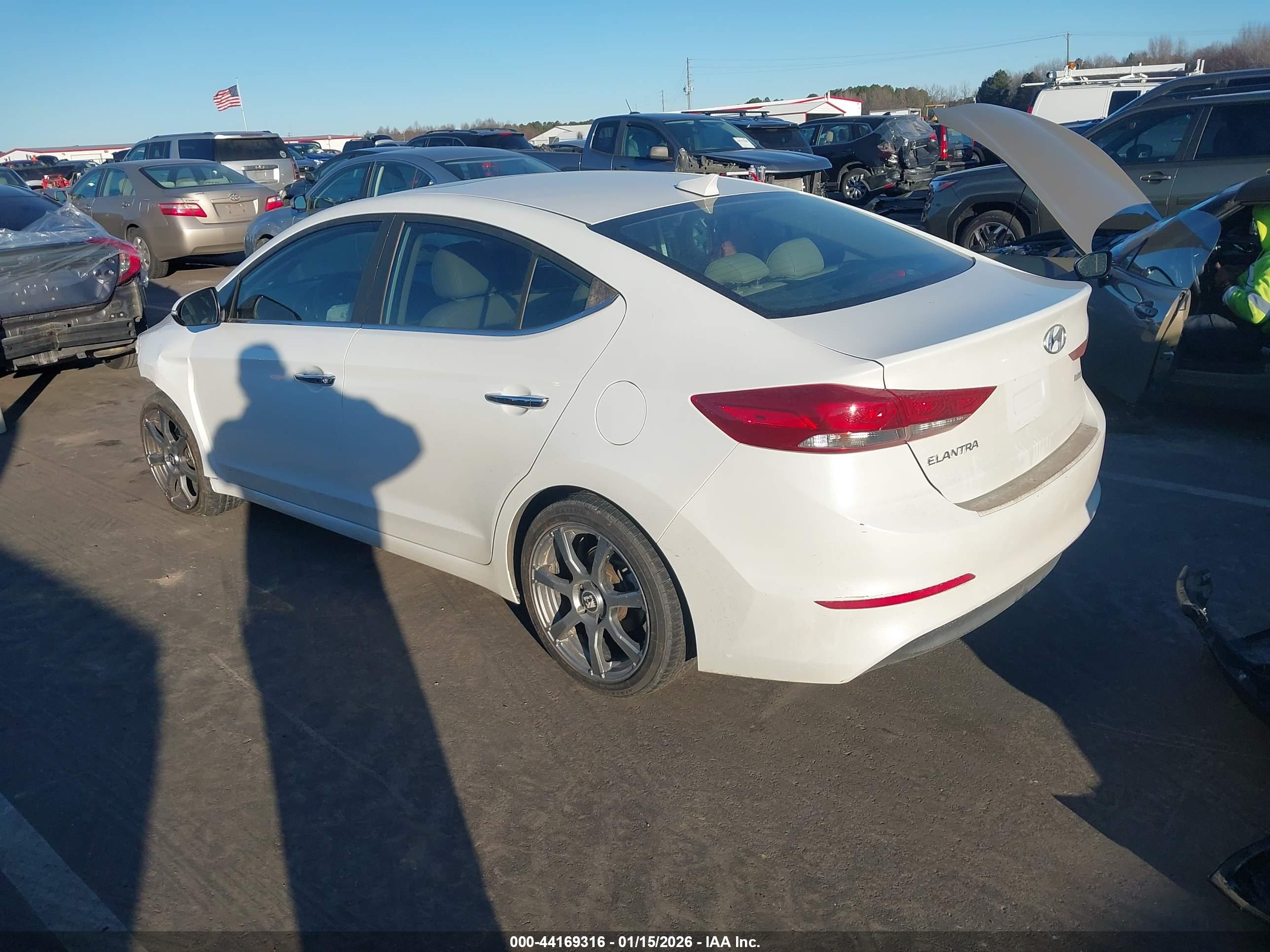 HYUNDAI ELANTRA image 3