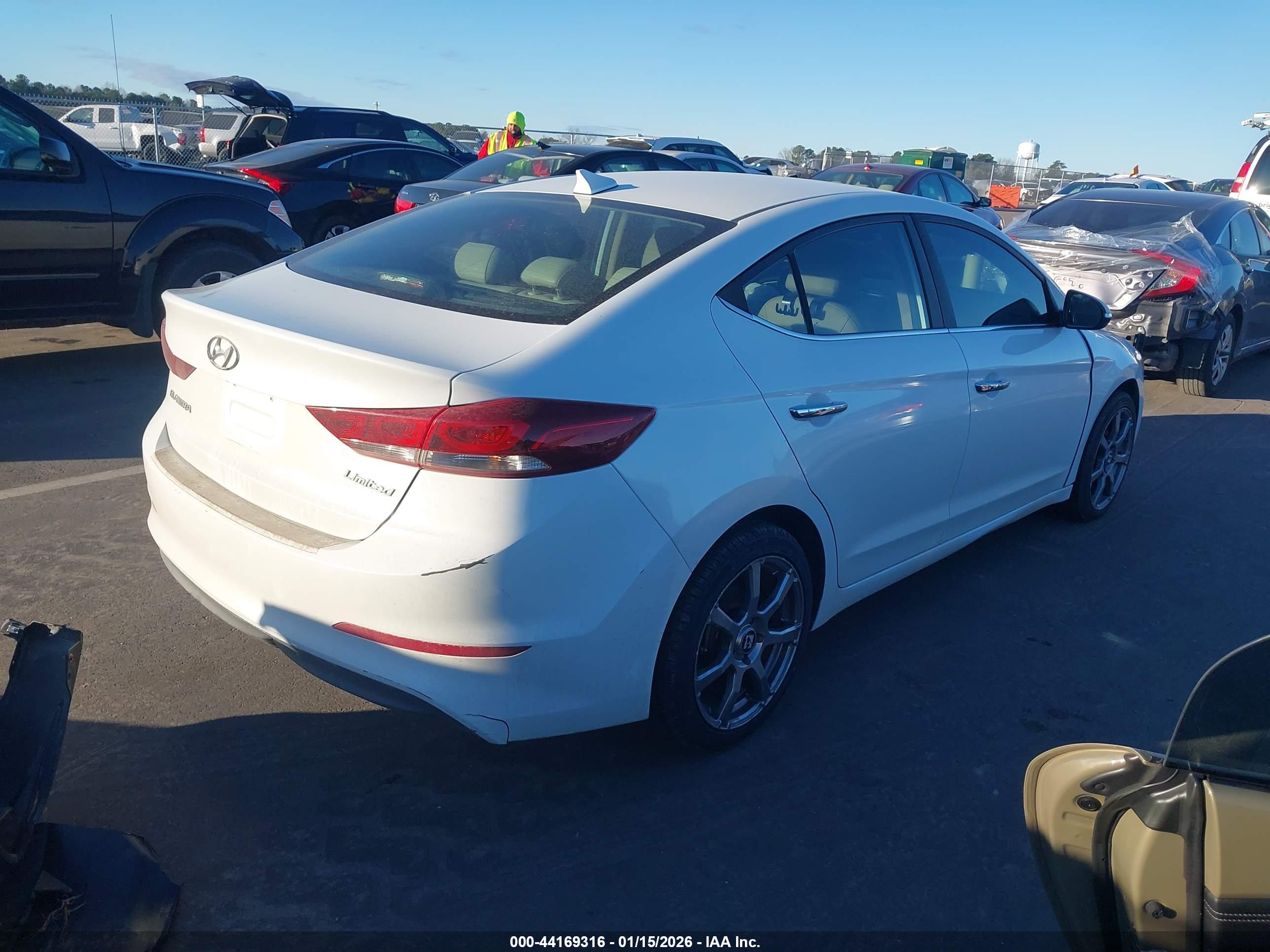 HYUNDAI ELANTRA image 4