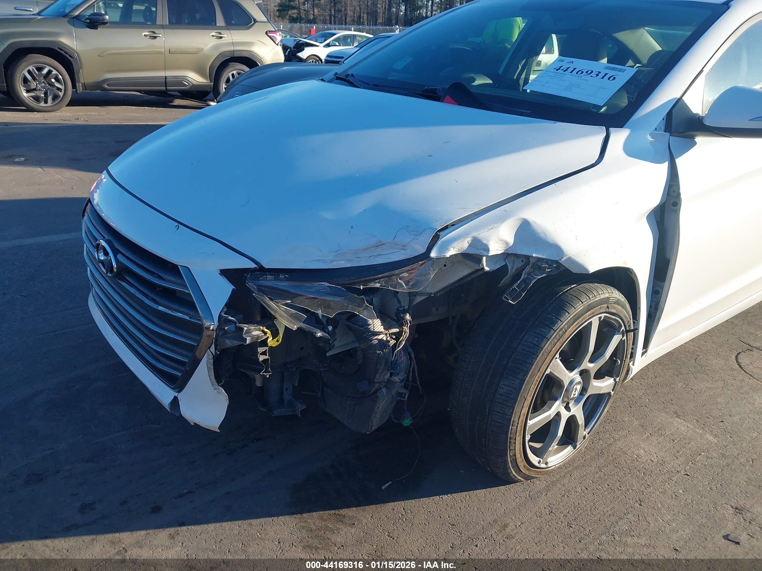 HYUNDAI ELANTRA image 6