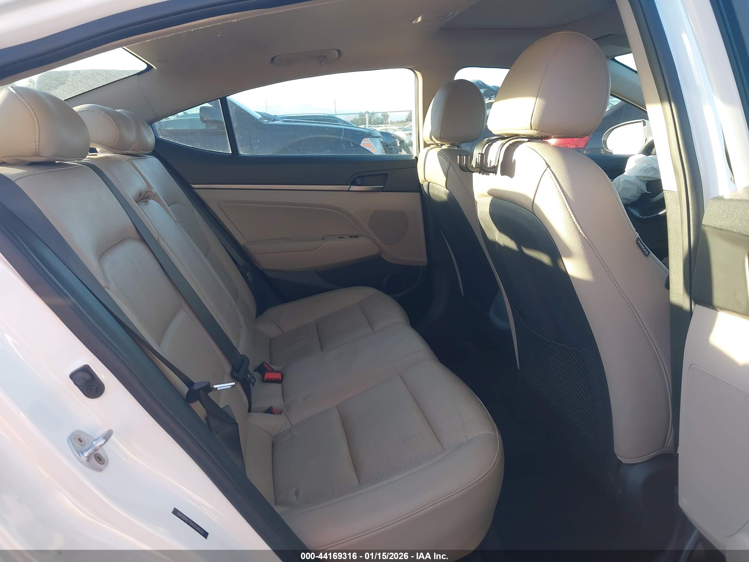 HYUNDAI ELANTRA image 8