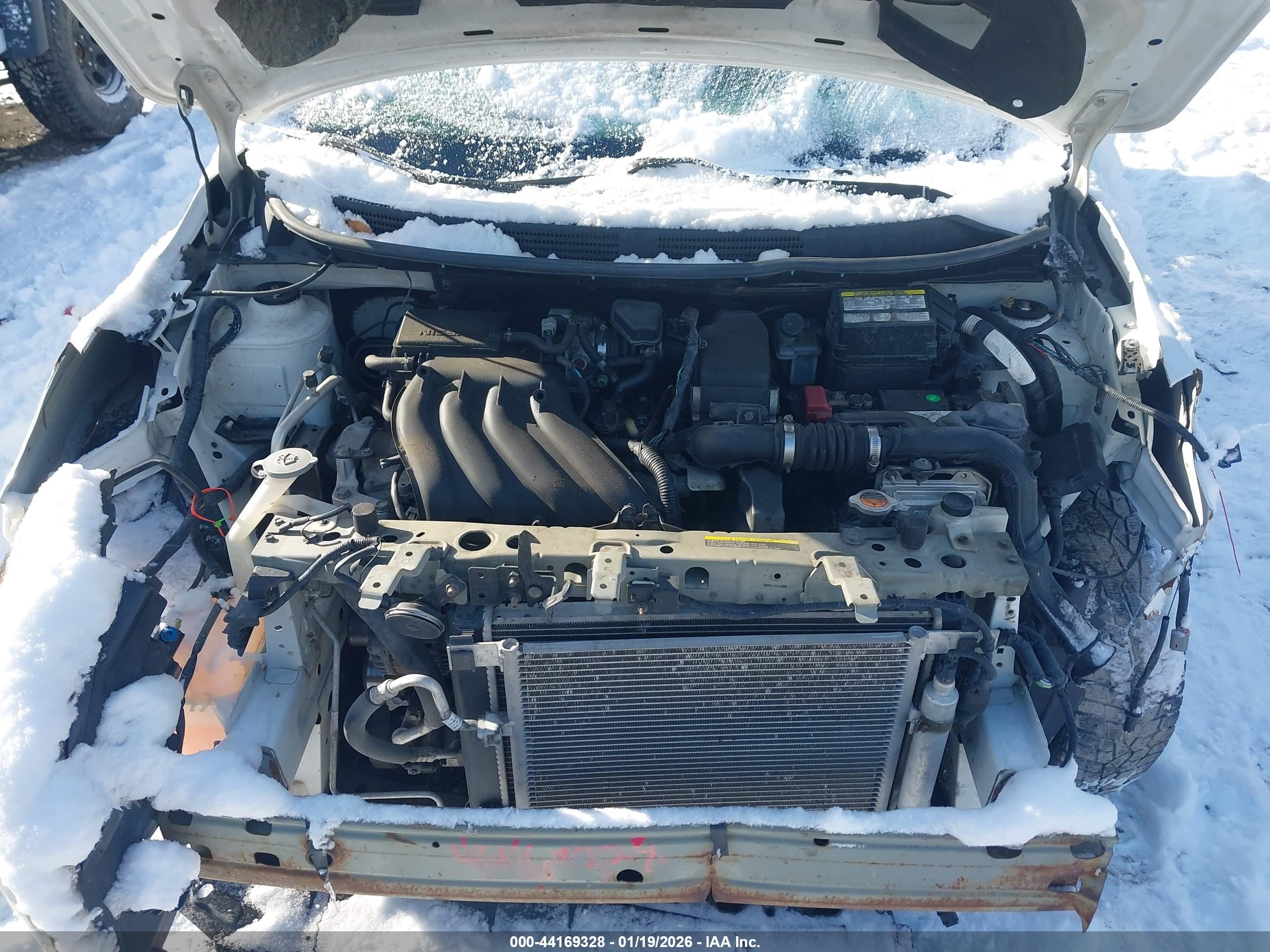NISSAN VERSA image 10