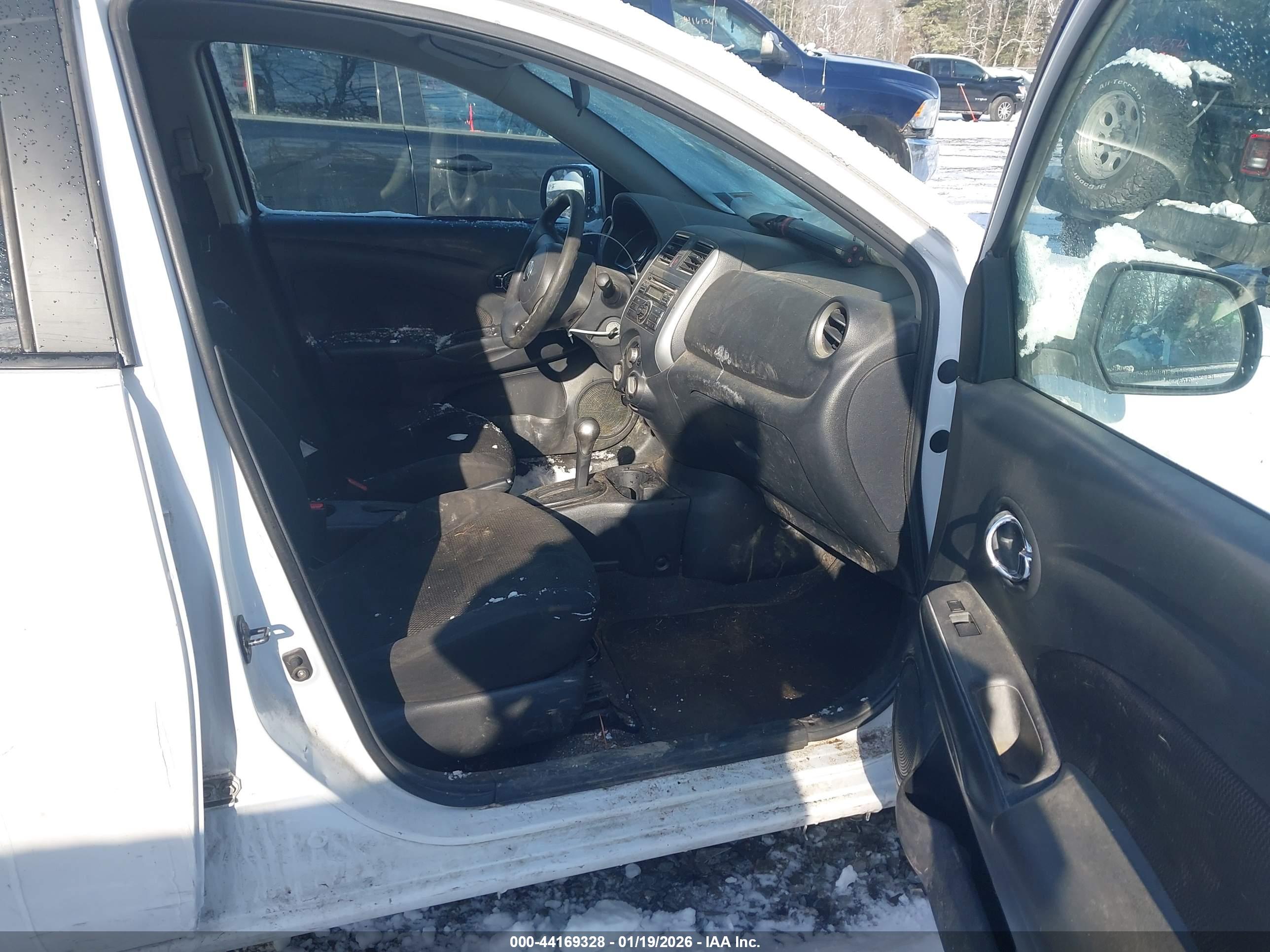 NISSAN VERSA image 5