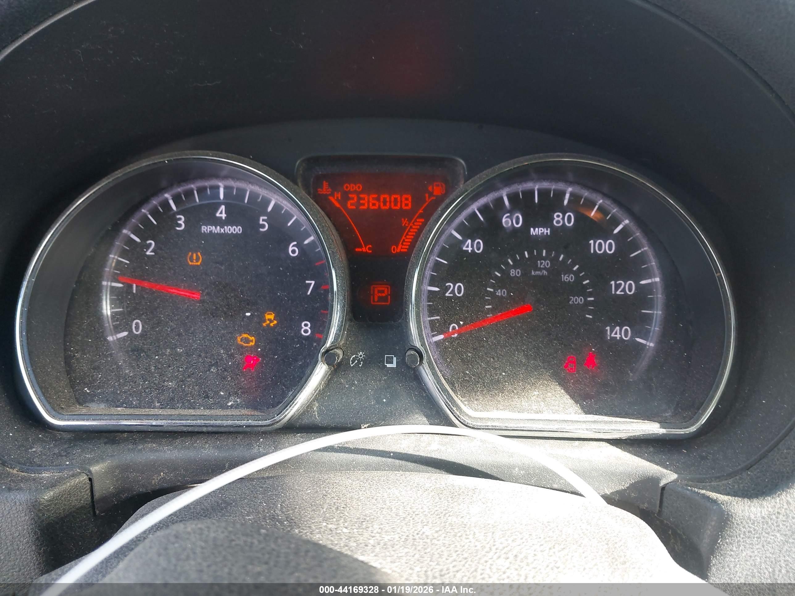 NISSAN VERSA image 7
