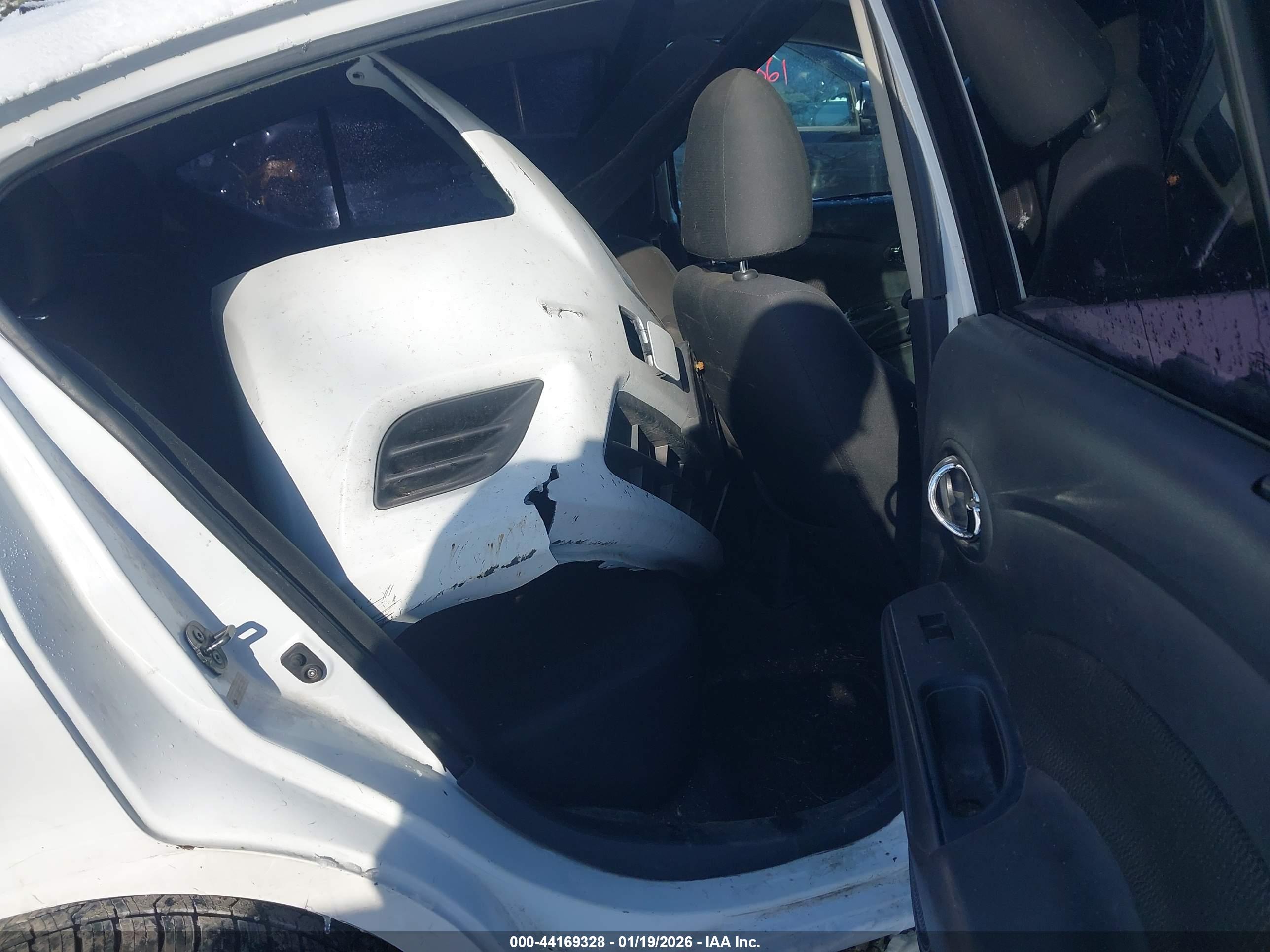 NISSAN VERSA image 8