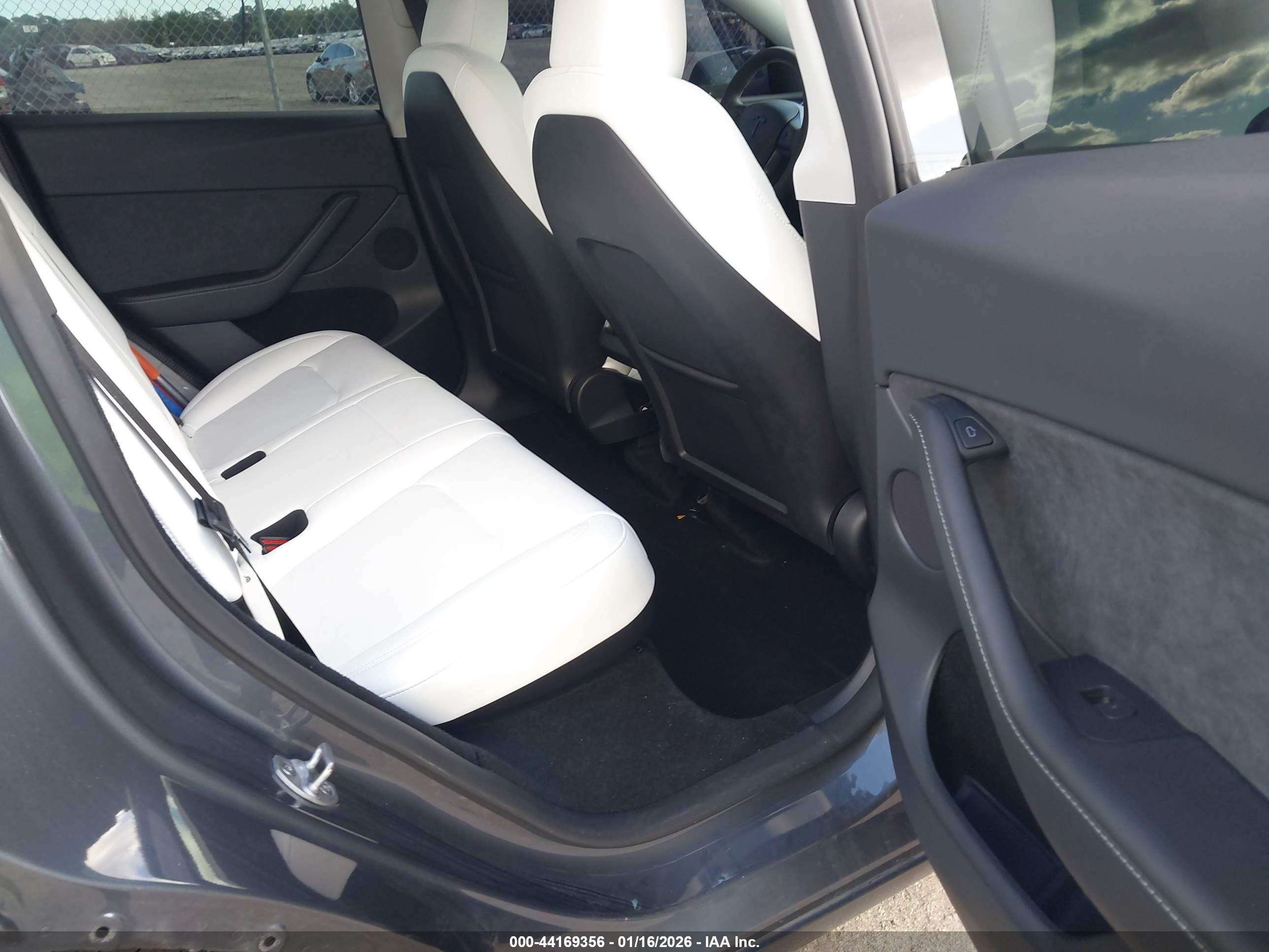 TESLA MODEL image 8