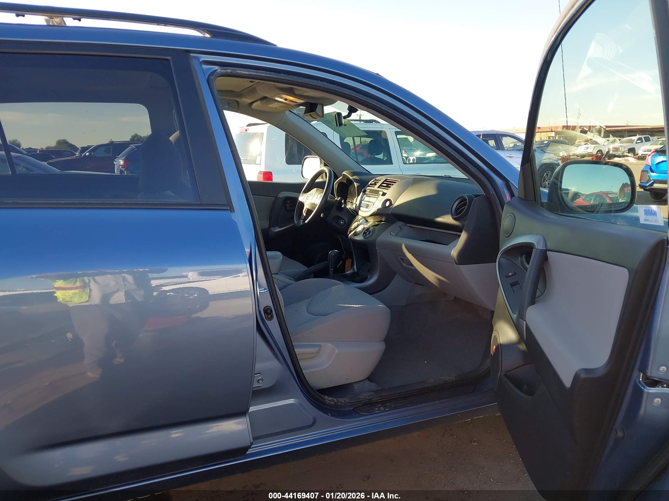 TOYOTA RAV4 image 5