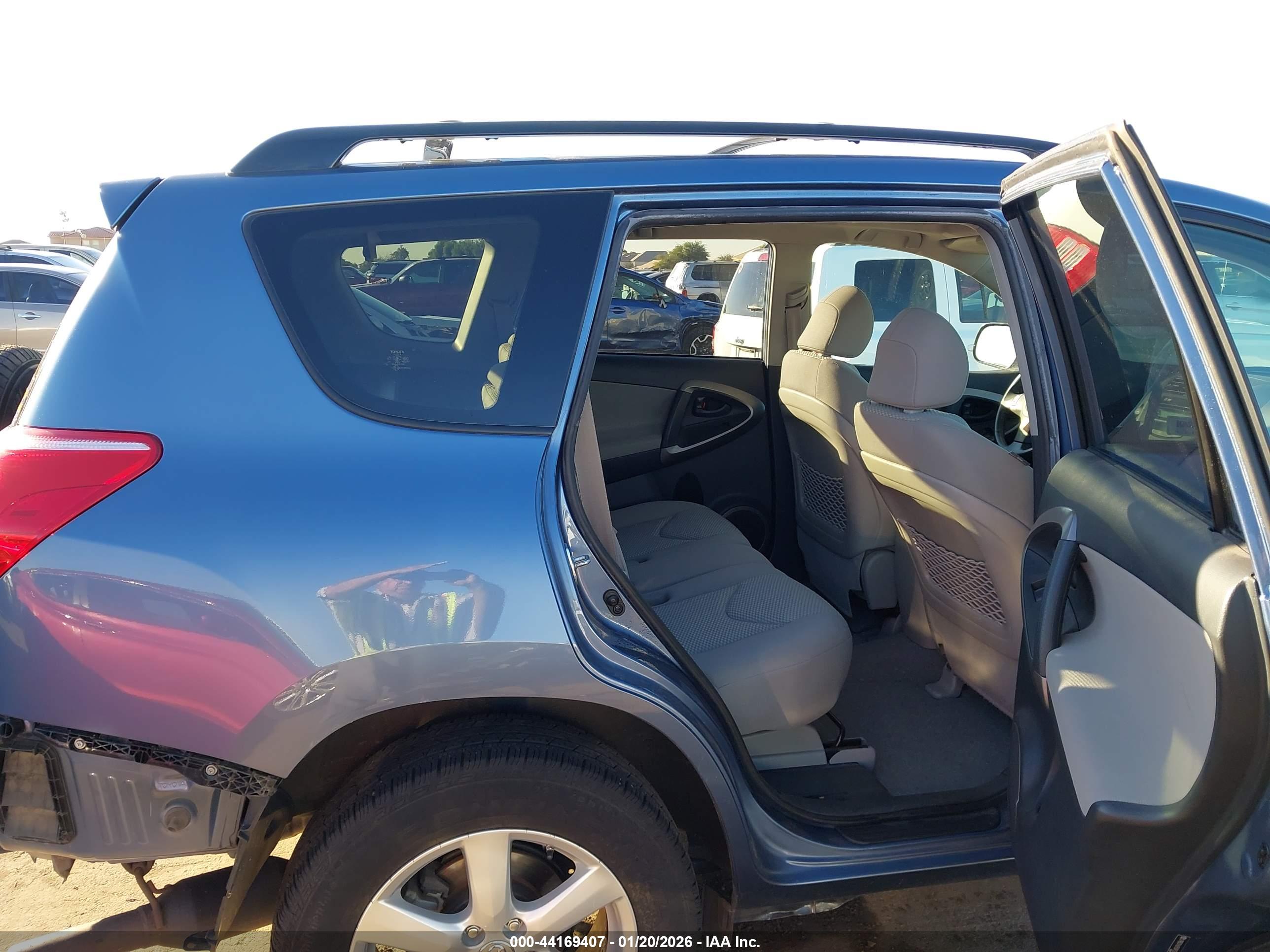 TOYOTA RAV4 image 8