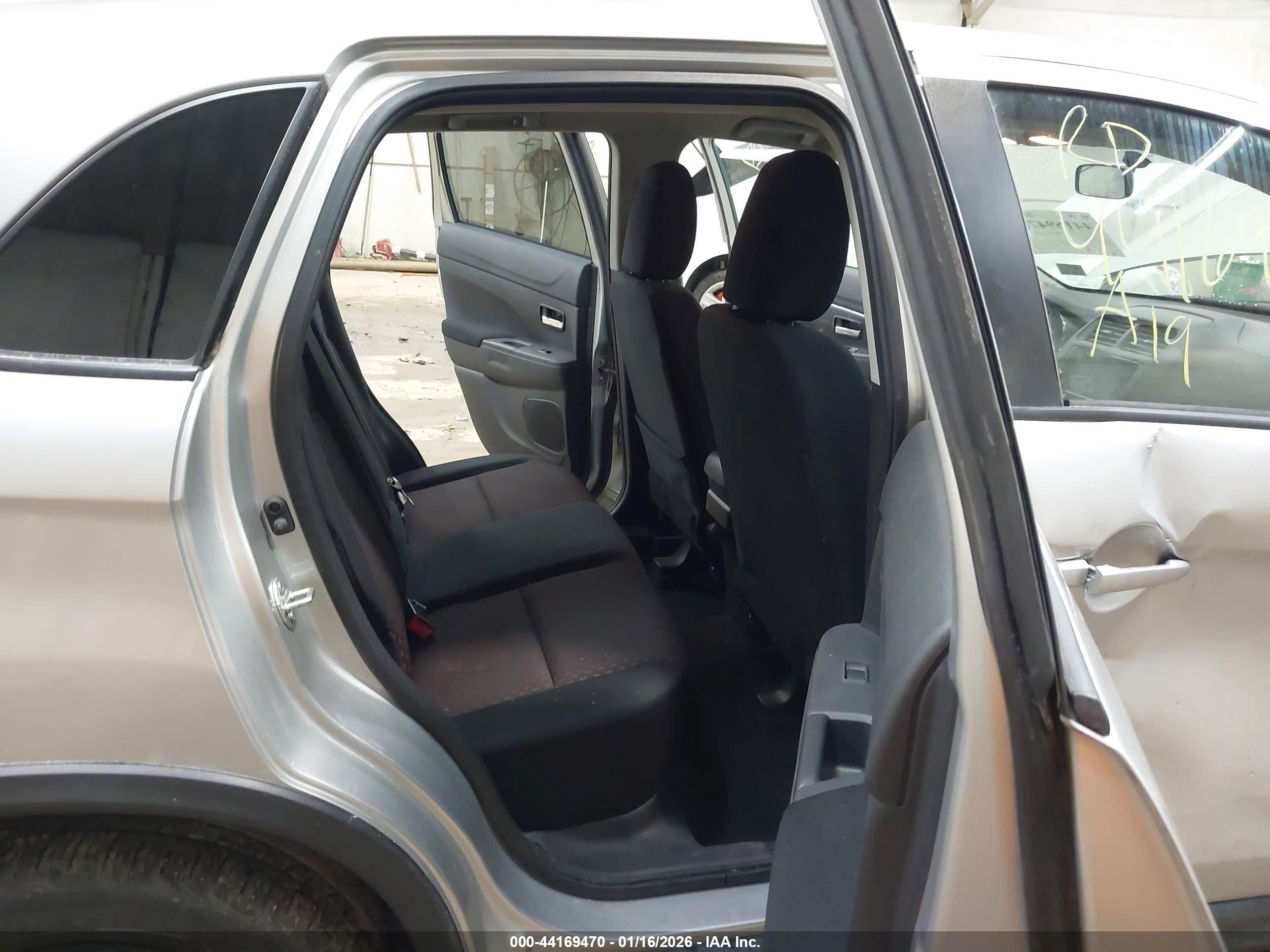 MITSUBISHI OUTLANDER image 8
