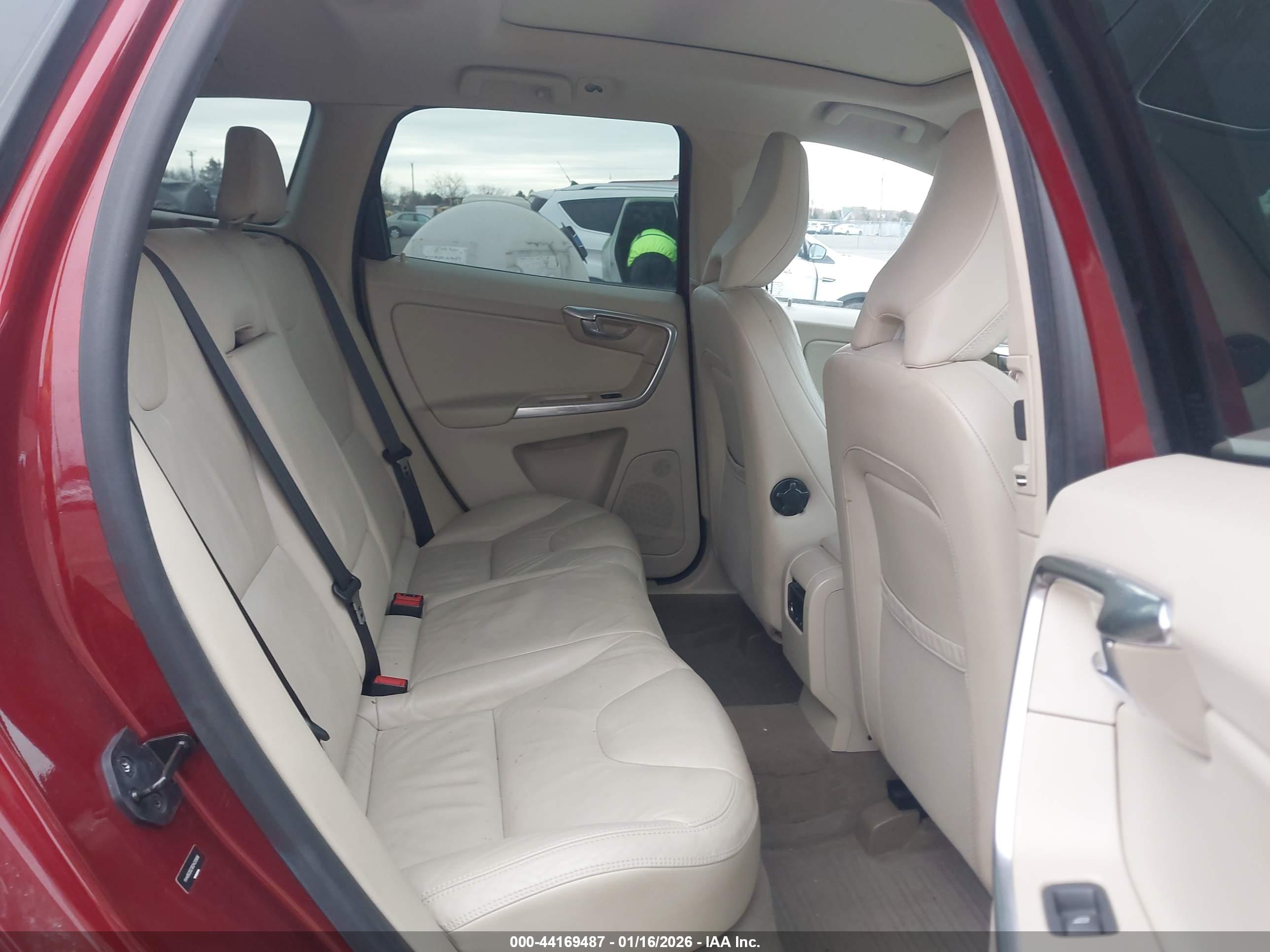 VOLVO XC60 image 8
