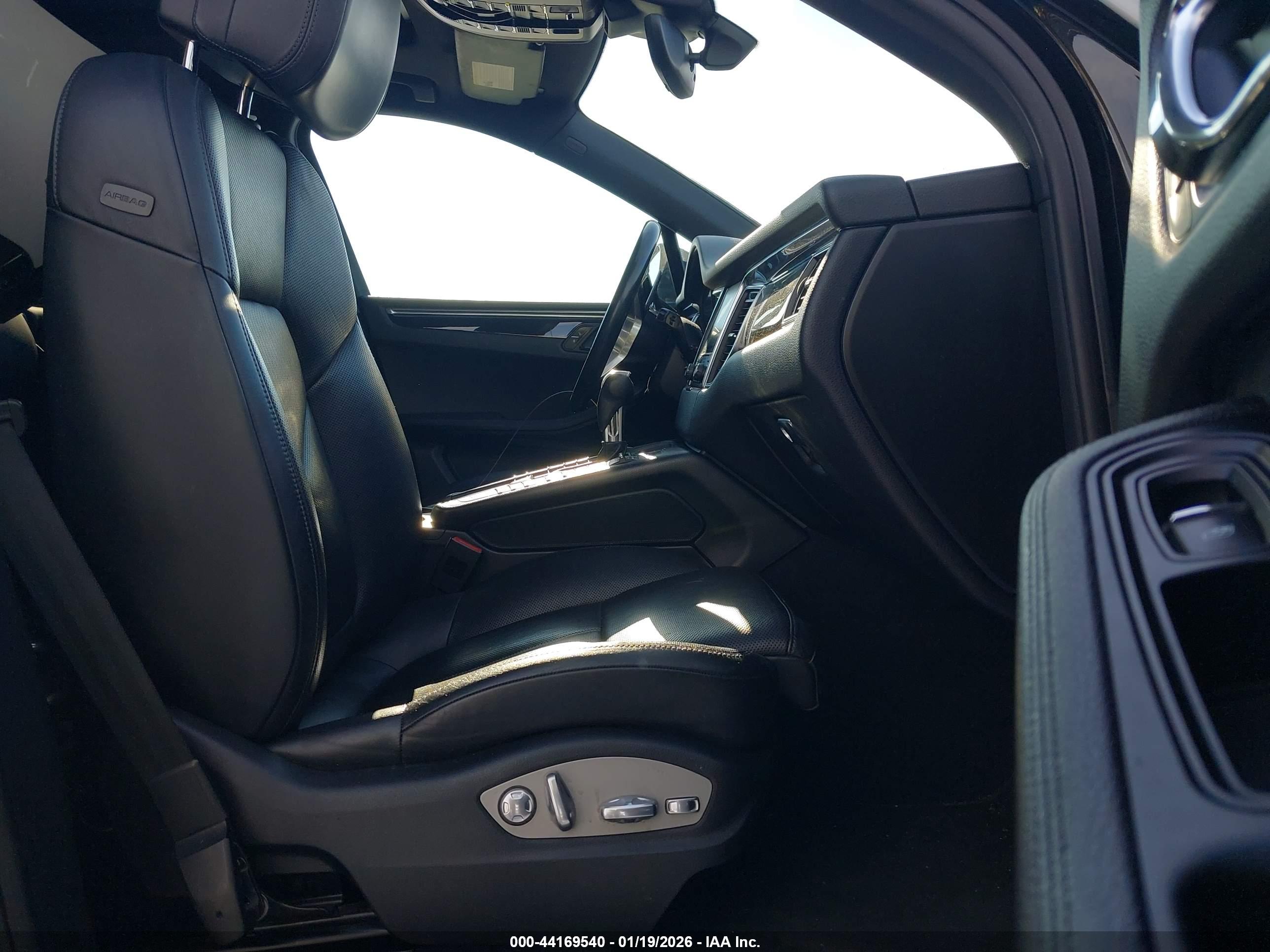 PORSCHE MACAN image 5