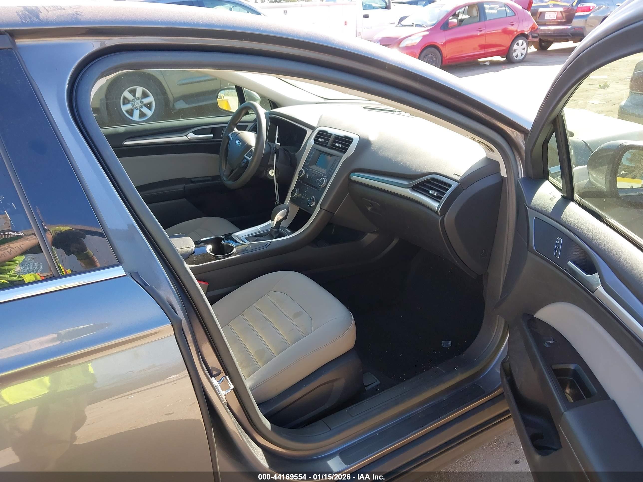 FORD FUSION image 5