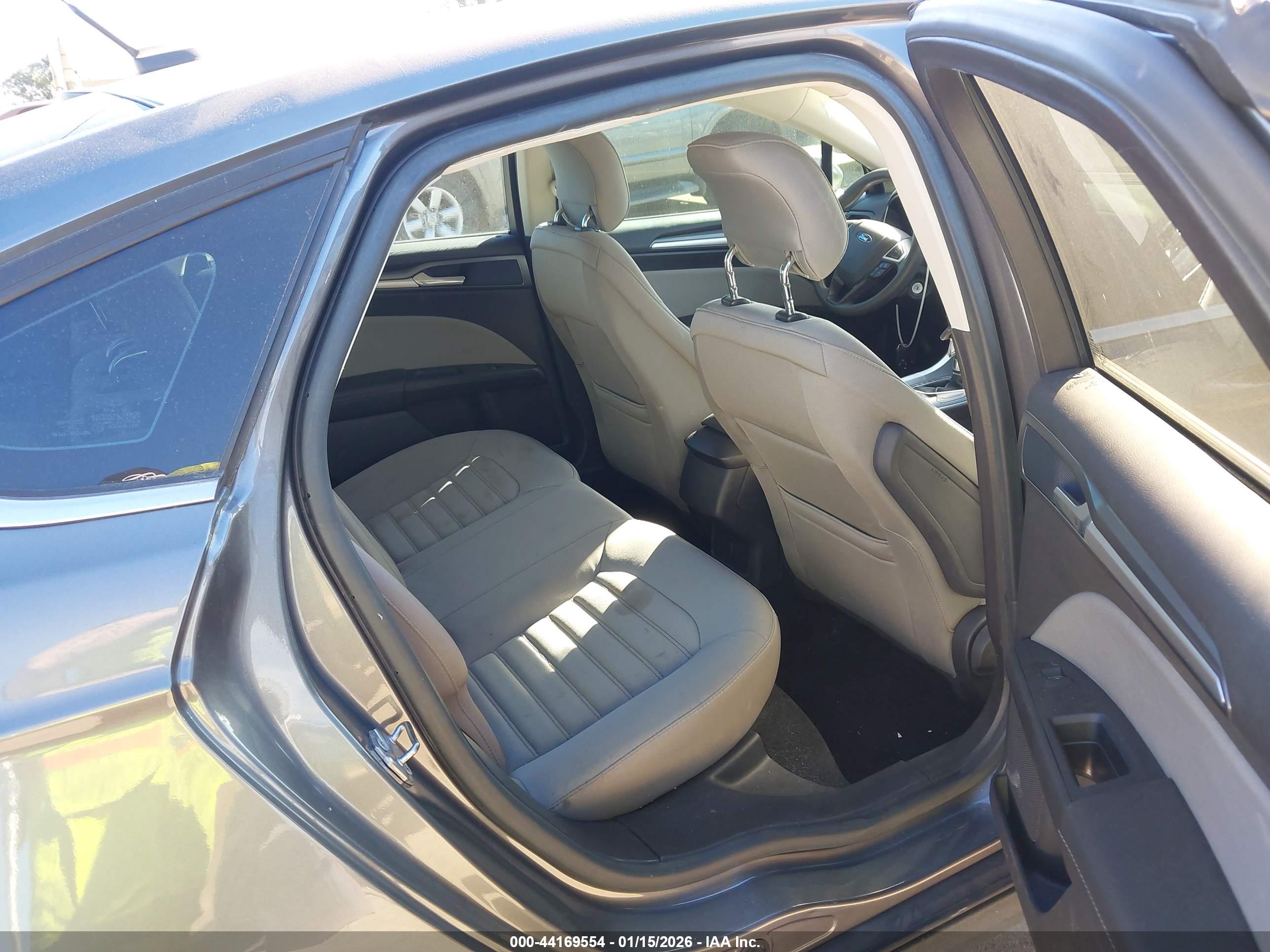 FORD FUSION image 8