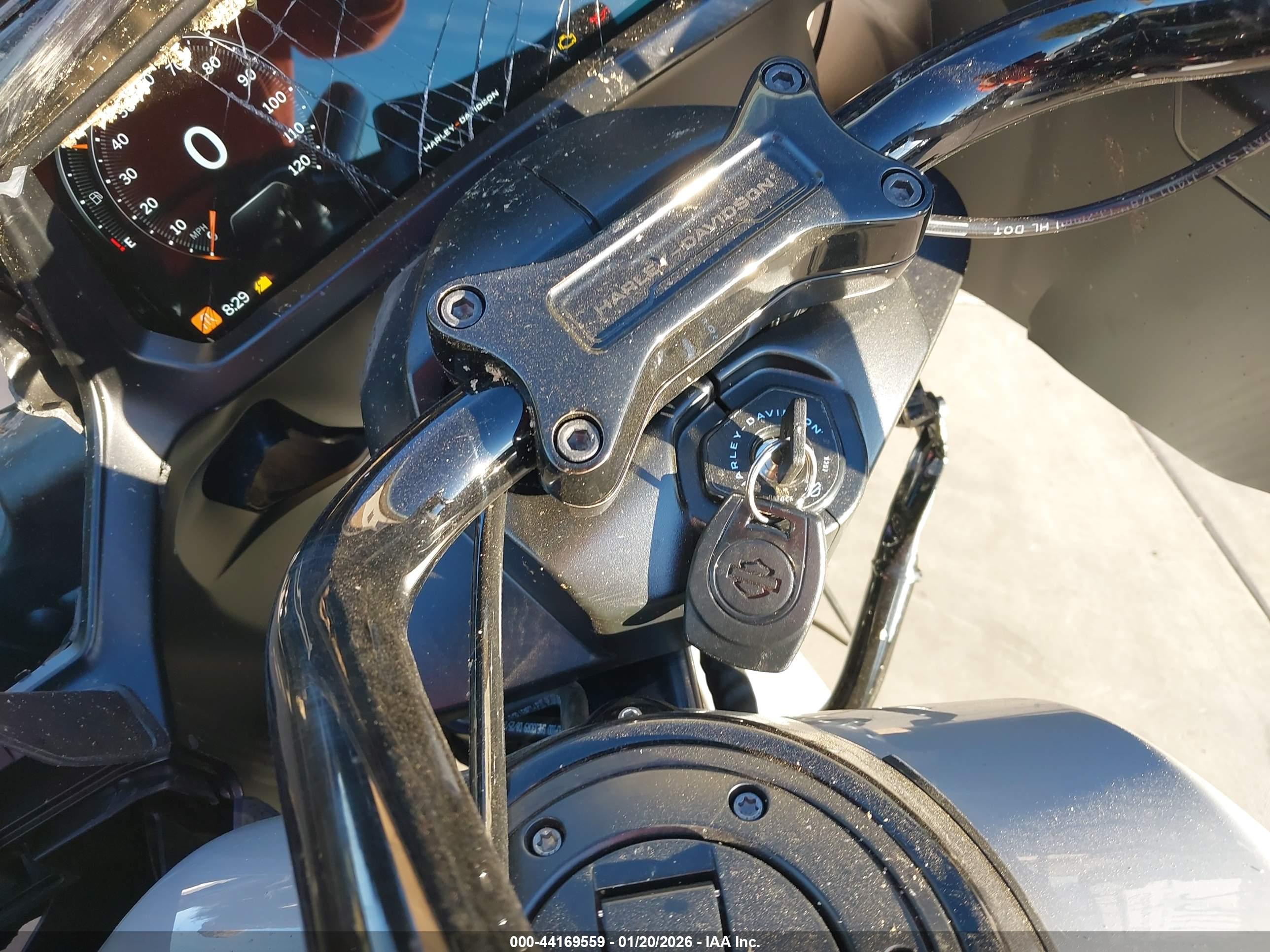 HARLEY-DAVIDSON FLTRX image 11
