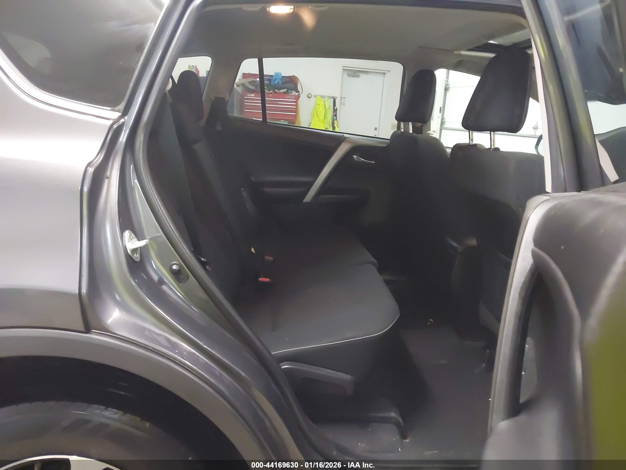 TOYOTA RAV4 image 8
